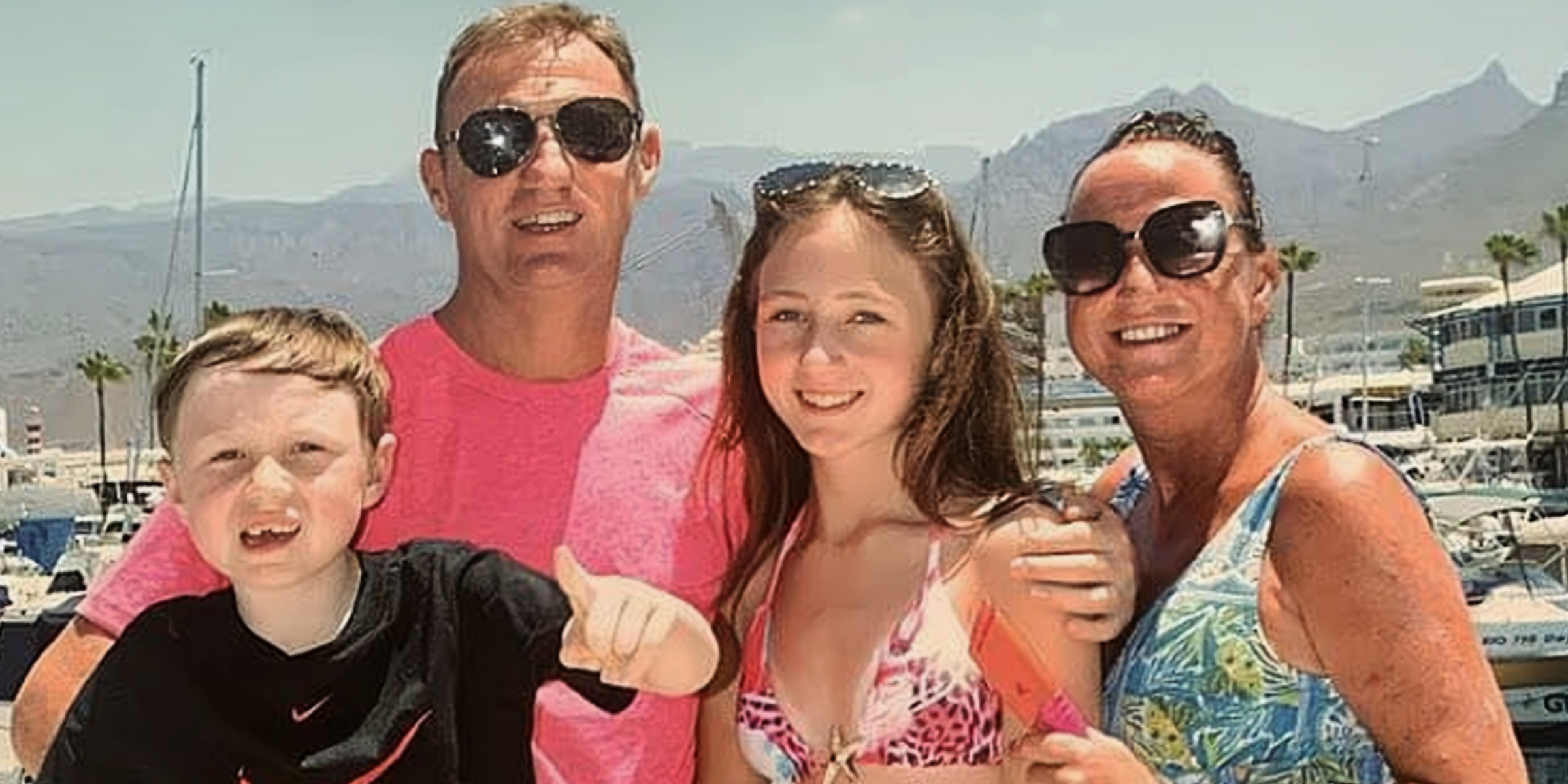 Stephen Brougham con Emma, Sophie y Bobby Hickey | Fuente: Facebook/@World Update