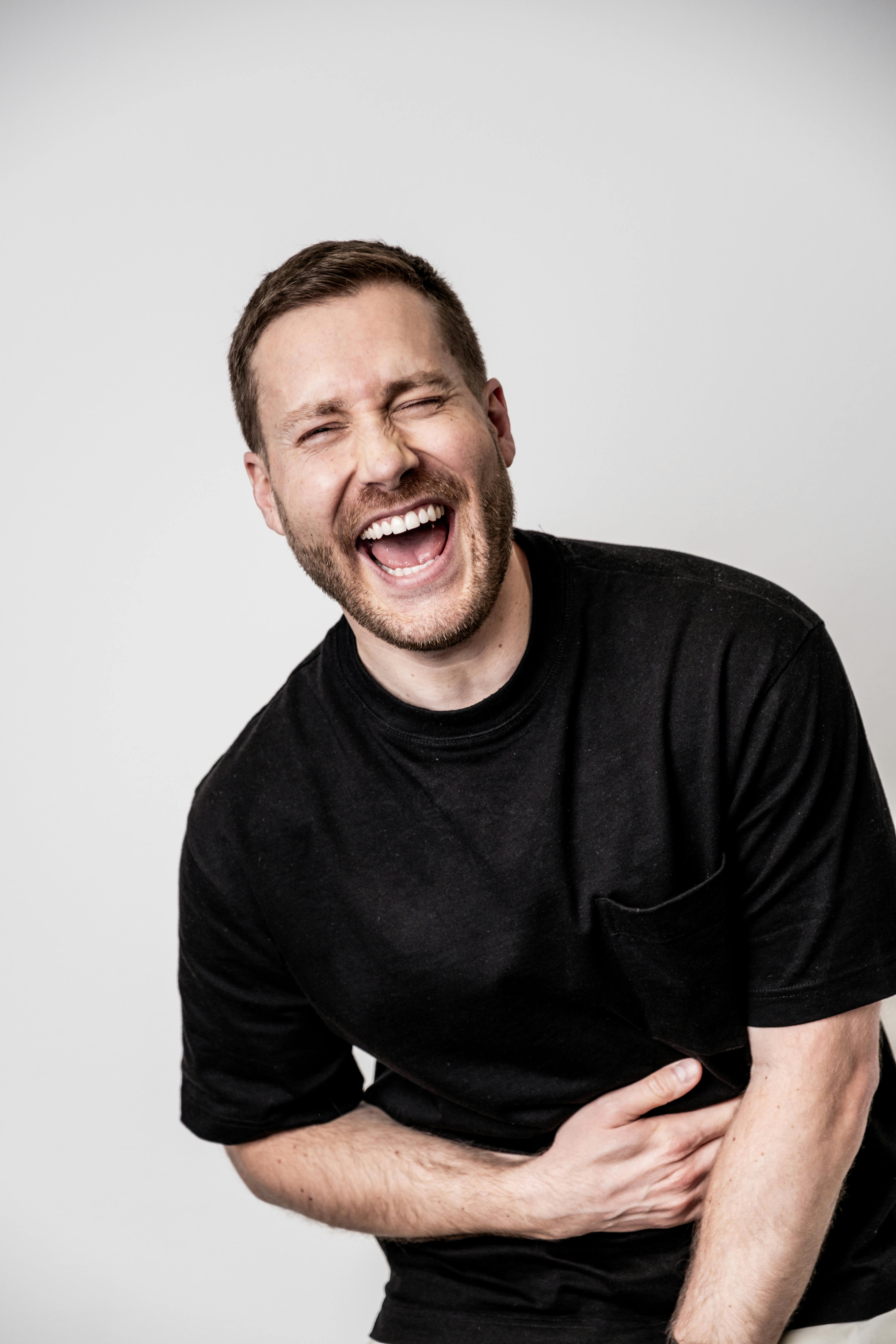 Un hombre feliz riendo | Fuente: Pexels