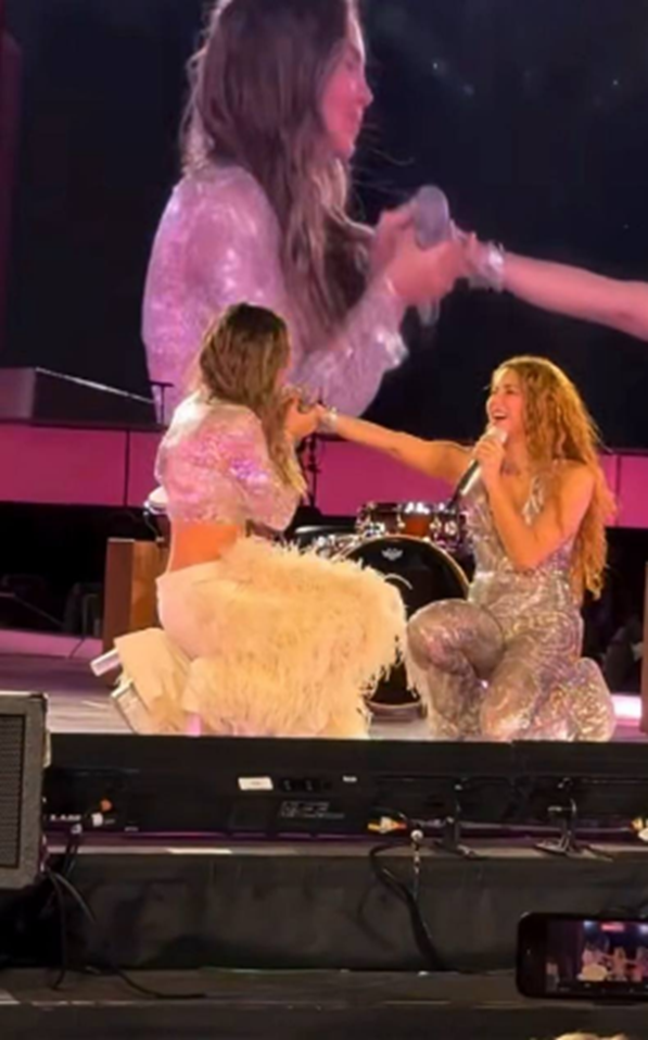 Seguidores de Shakira se emocionaron al ver que la colombiana también se arrodilló junto a Belinda. | Fuente: Instagram/Grazia México y Latinoamérica.
