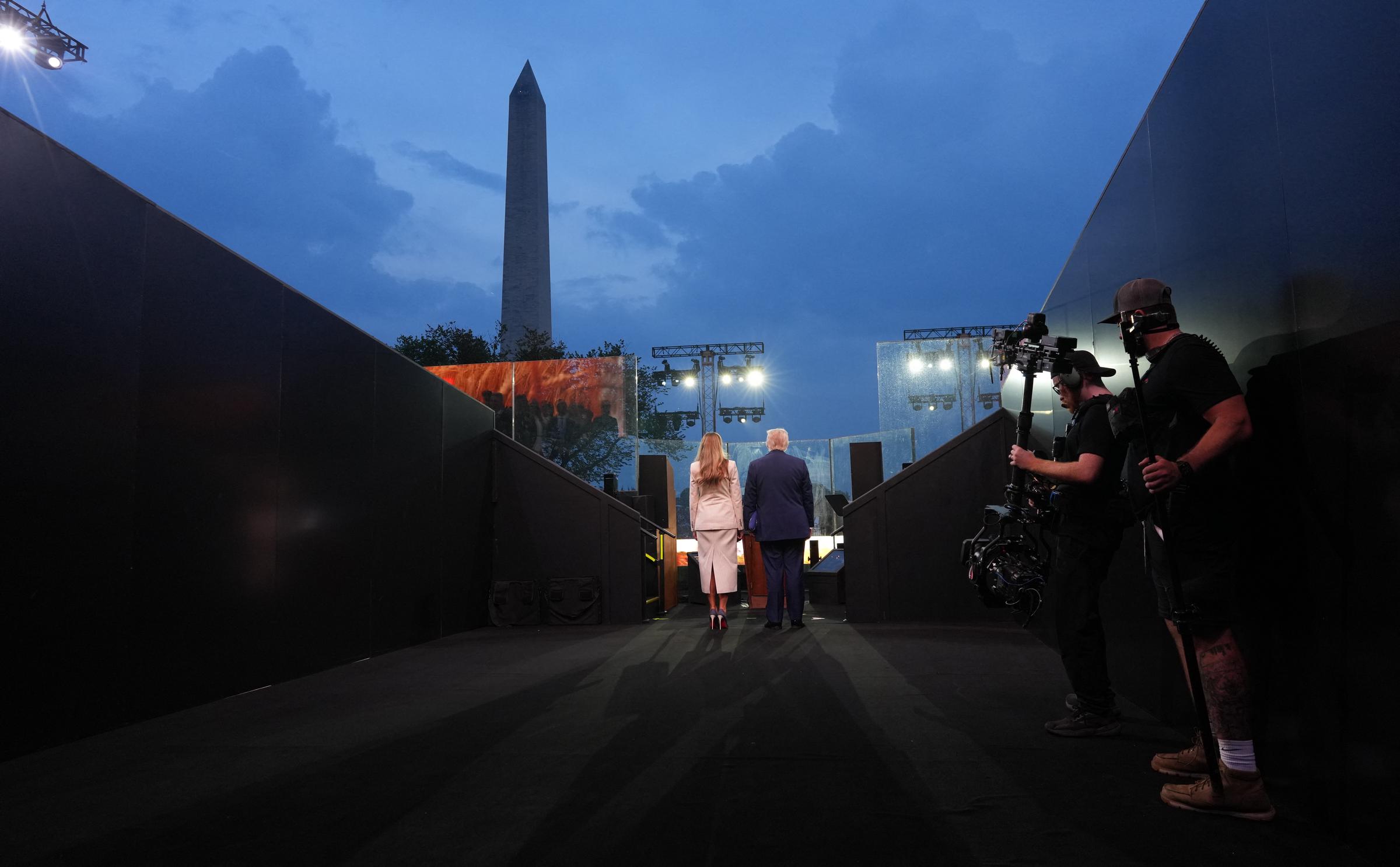 Donald y Melania Trump se dirigen al escenario durante el desfile del 250° aniversario del Ejército de EEUU el 14 de junio de 2025 | Fuente: Getty Images
