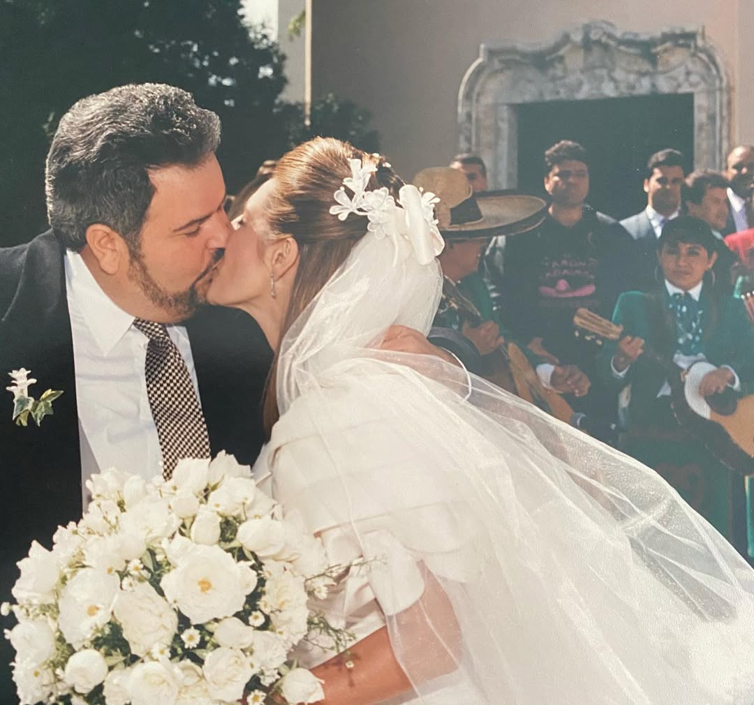 Raúl de Molina y su esposa Mily durante su boda | Fuente: Instagram/rauldemolina