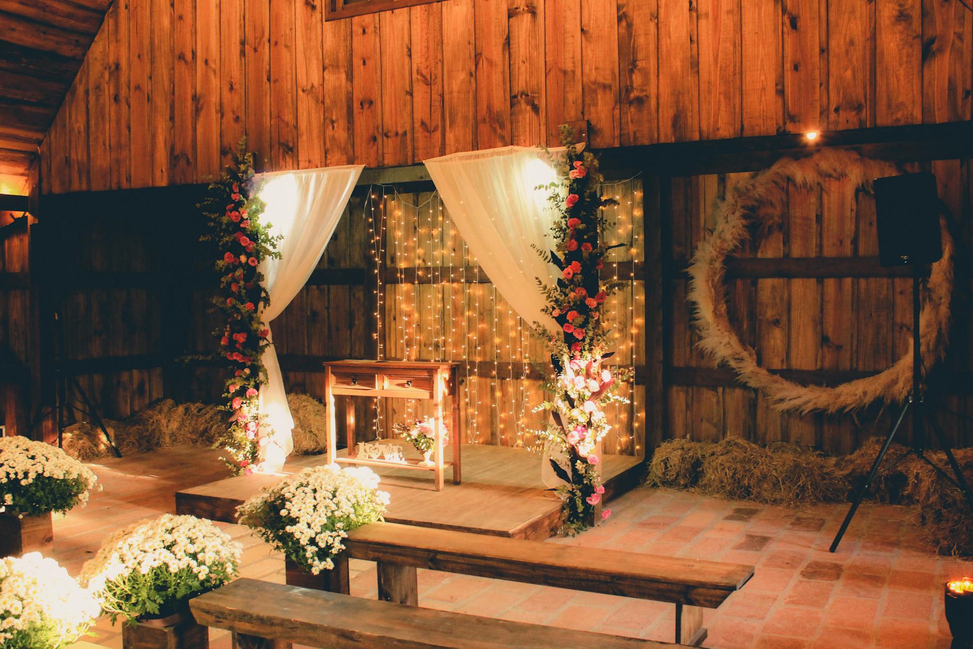 Una capilla preparada para una boda | Fuente: Pexels
