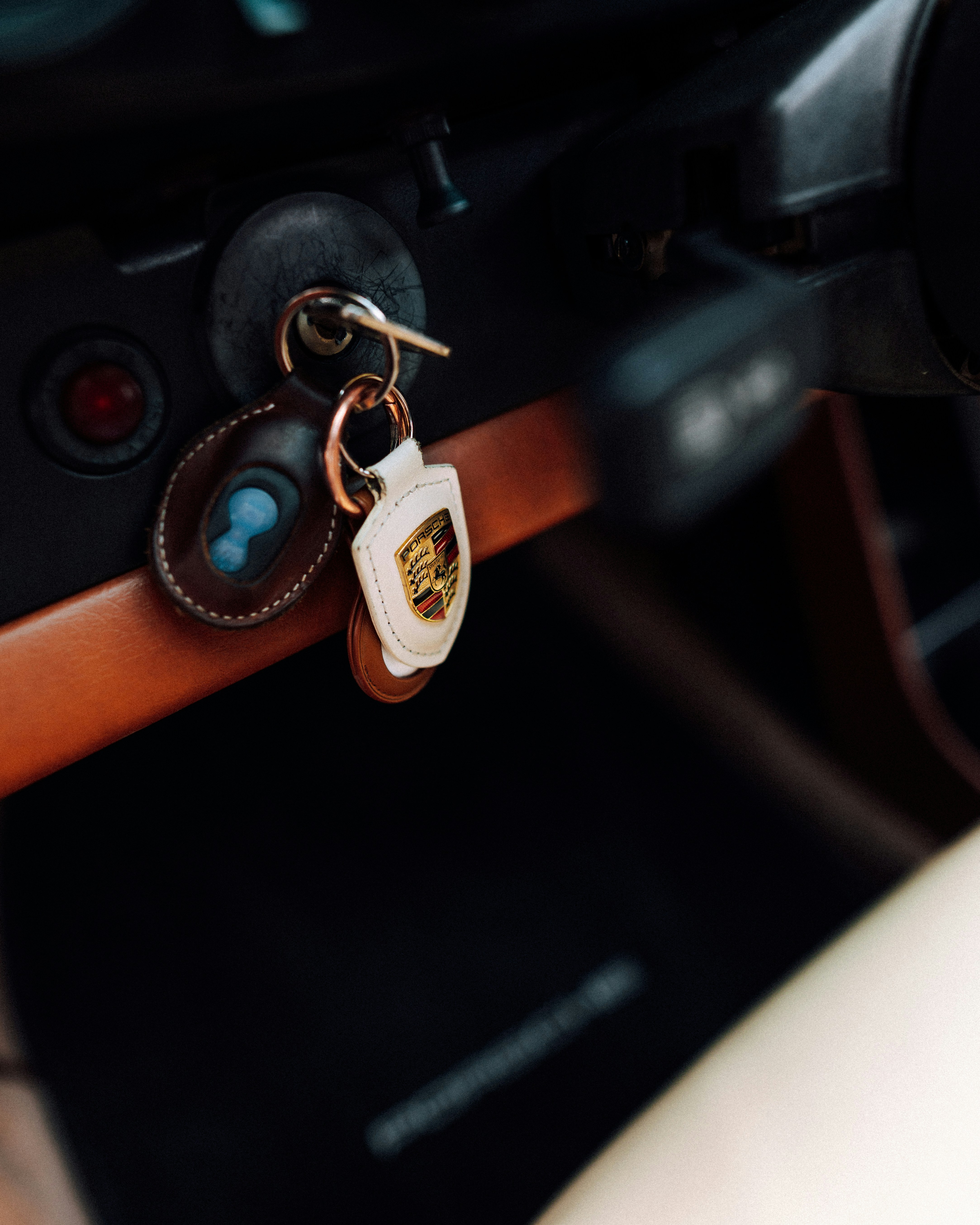 Llaves de automóvil en el contacto | Fuente: Unsplash