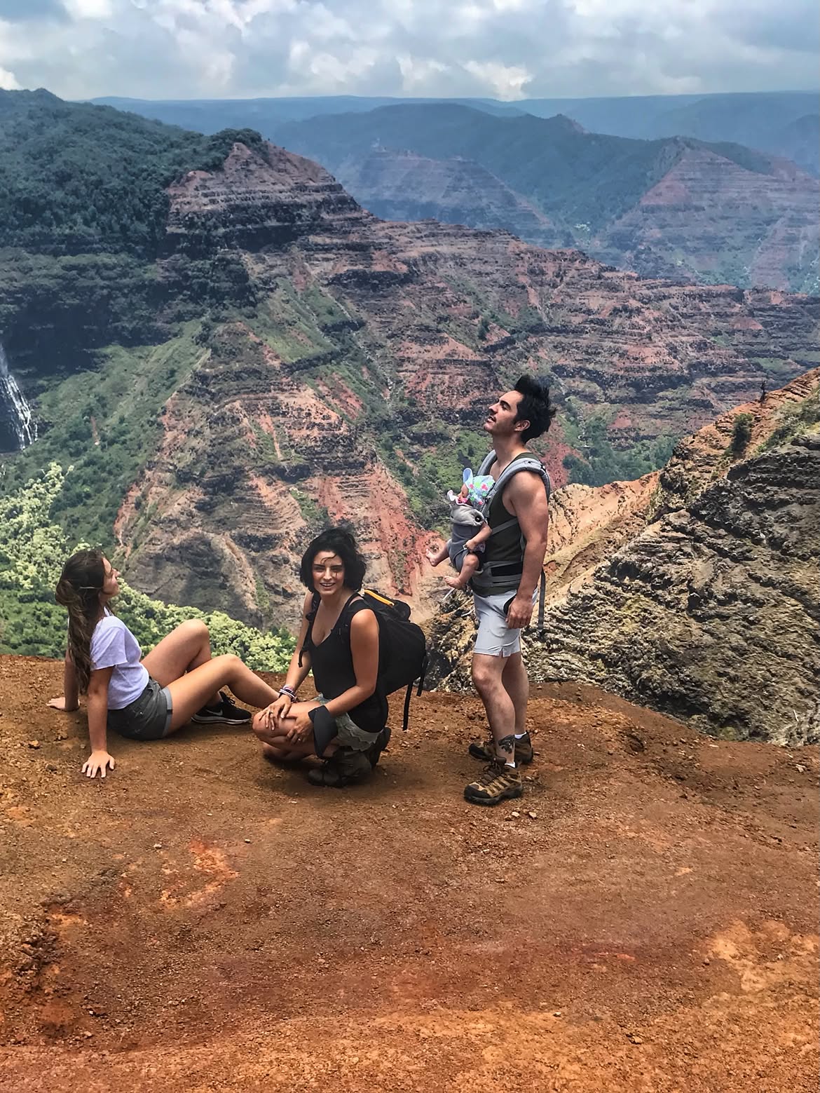 Las vacaciones de Aislinn Derbez, Mauricio Ochmann y su hija Kailani en Hawái hace unos años | Fuente: Instagram/aislinnderbez