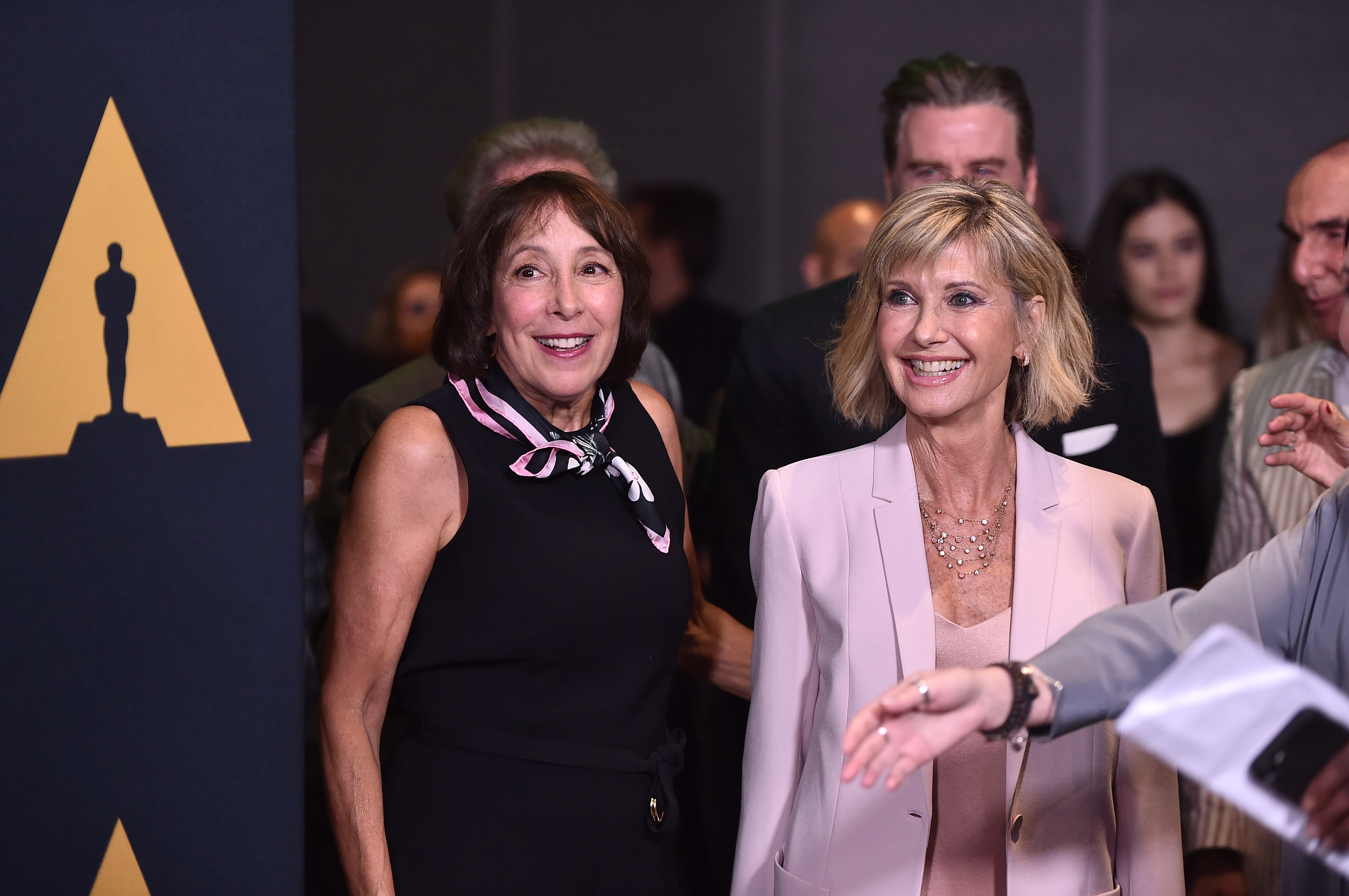 Didi Conn y Olivia Newton-John asisten a la celebración del 40.º aniversario de "Grease" (1978) organizada por la Academia el 15 de agosto de 2018 en Beverly Hills, California. | Fuente: Getty Images