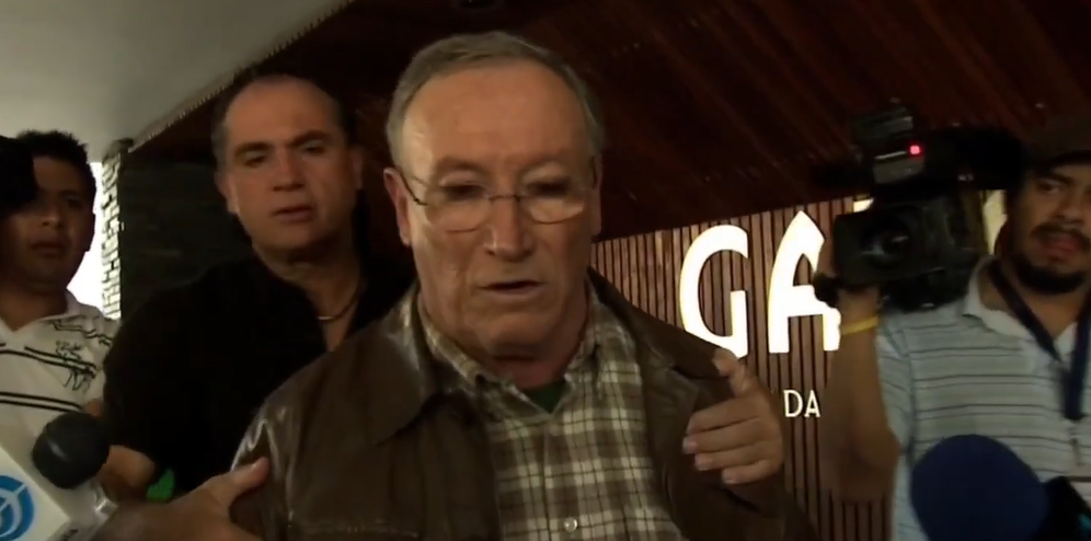 Carlos Álvarez, el padre de Karla Álvarez, rodeado de reporteros durante el funeral de la actriz | Fuente: YouTube/Univision Noticias