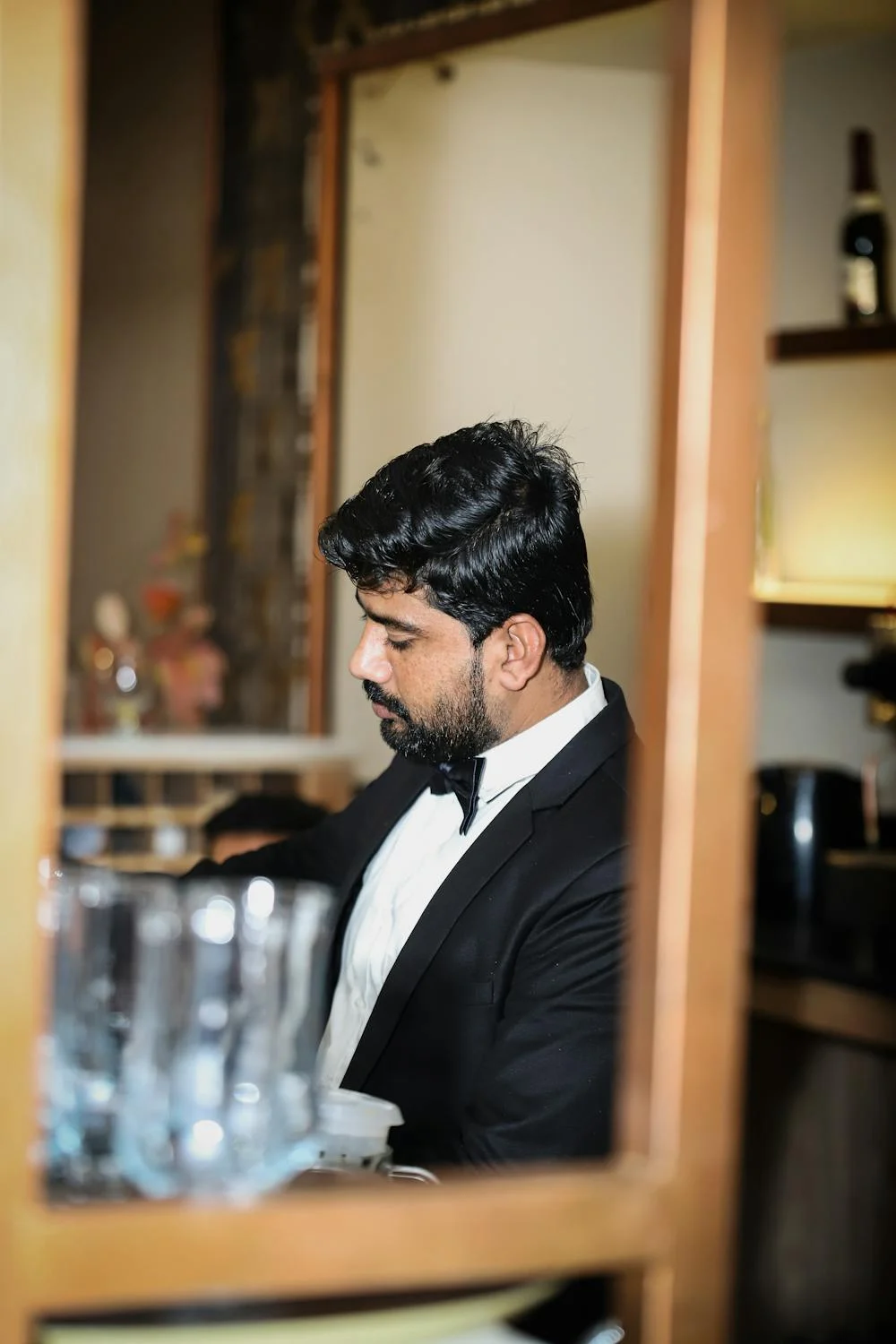 Un hombre maduro en un hotel | Fuente: Pexels