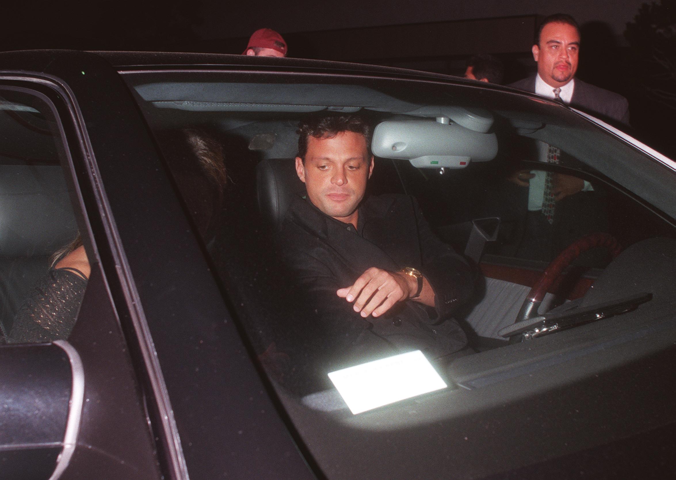 Luis Miguel y la cantante (escondida) saliendo del restaurante Mr. Chow's después de cenar juntos, el 5 de agosto de 1999 en Beverly Hills, California. | Fuente: Getty Images