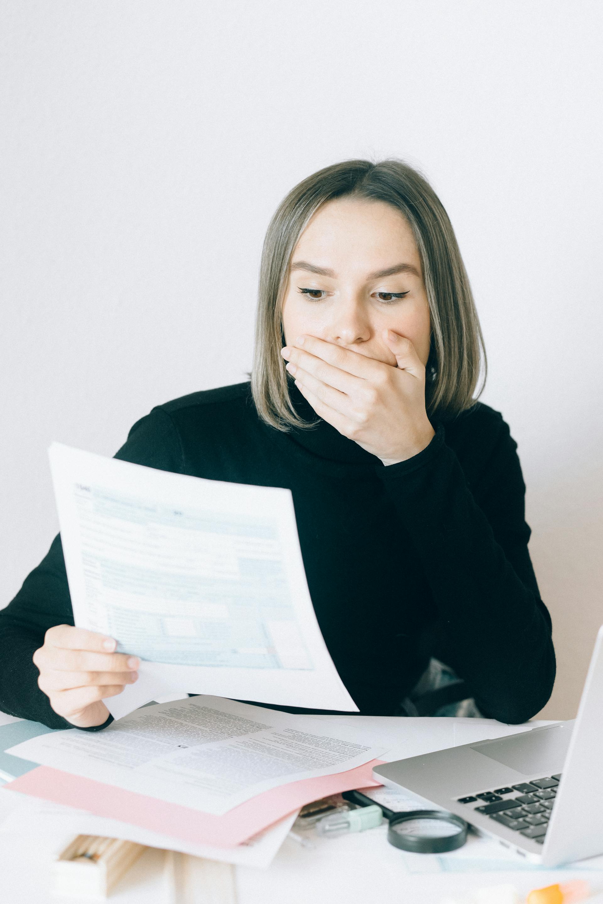 Una mujer sorprendida leyendo algo | Fuente: Pexels
