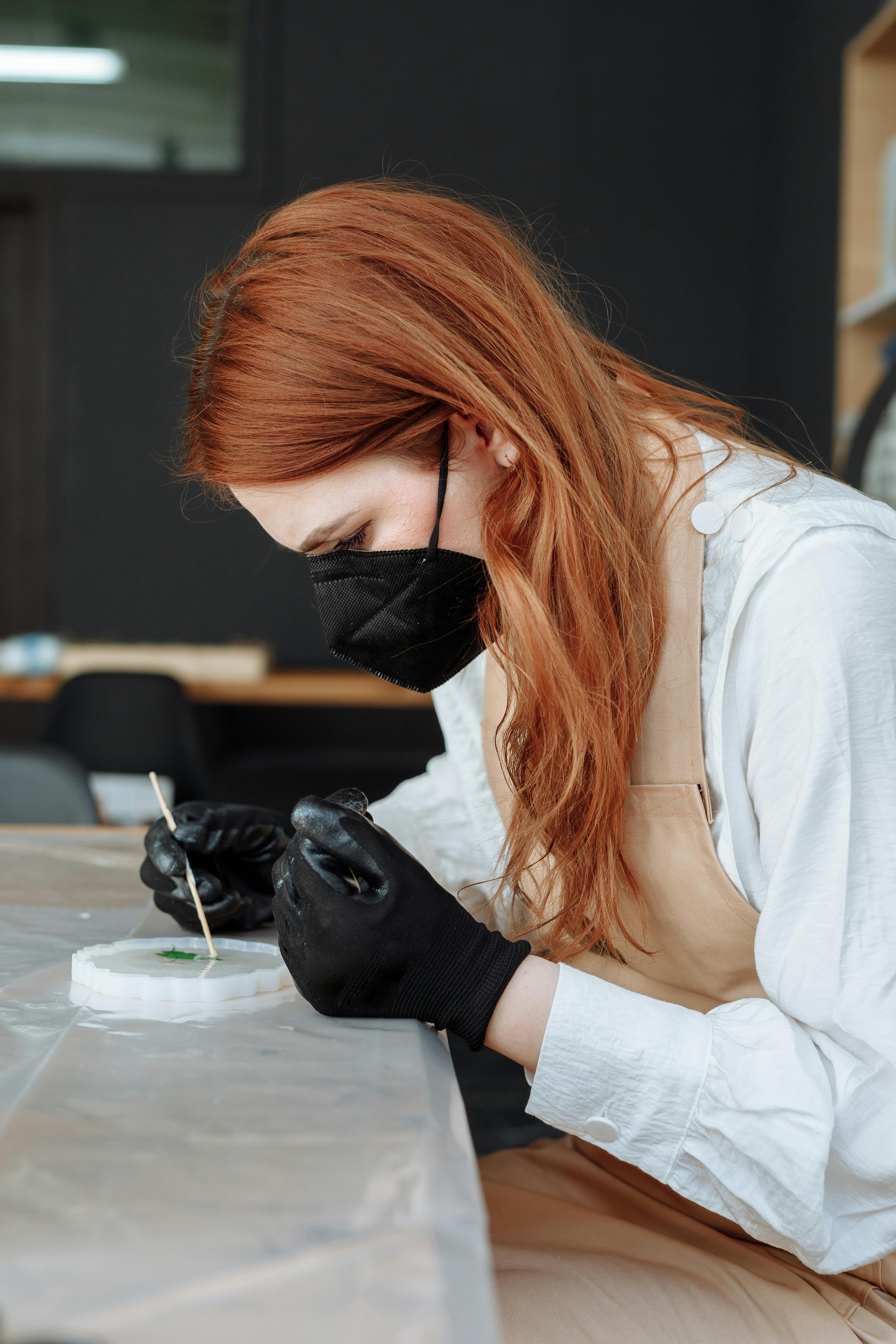 Una mujer haciendo obras de arte | Fuente: Pexels