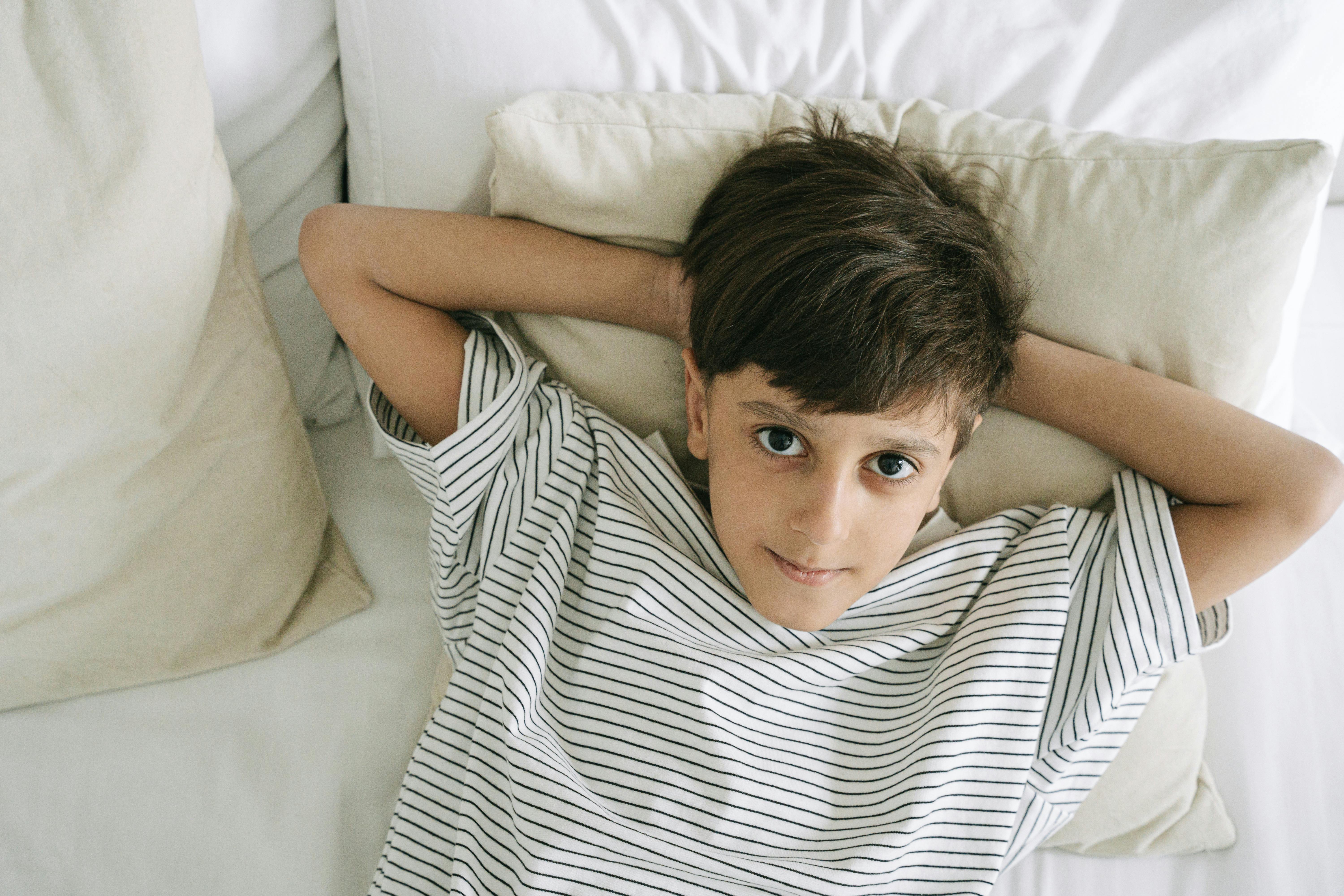 Un niño despierto en la cama | Fuente: Pexels