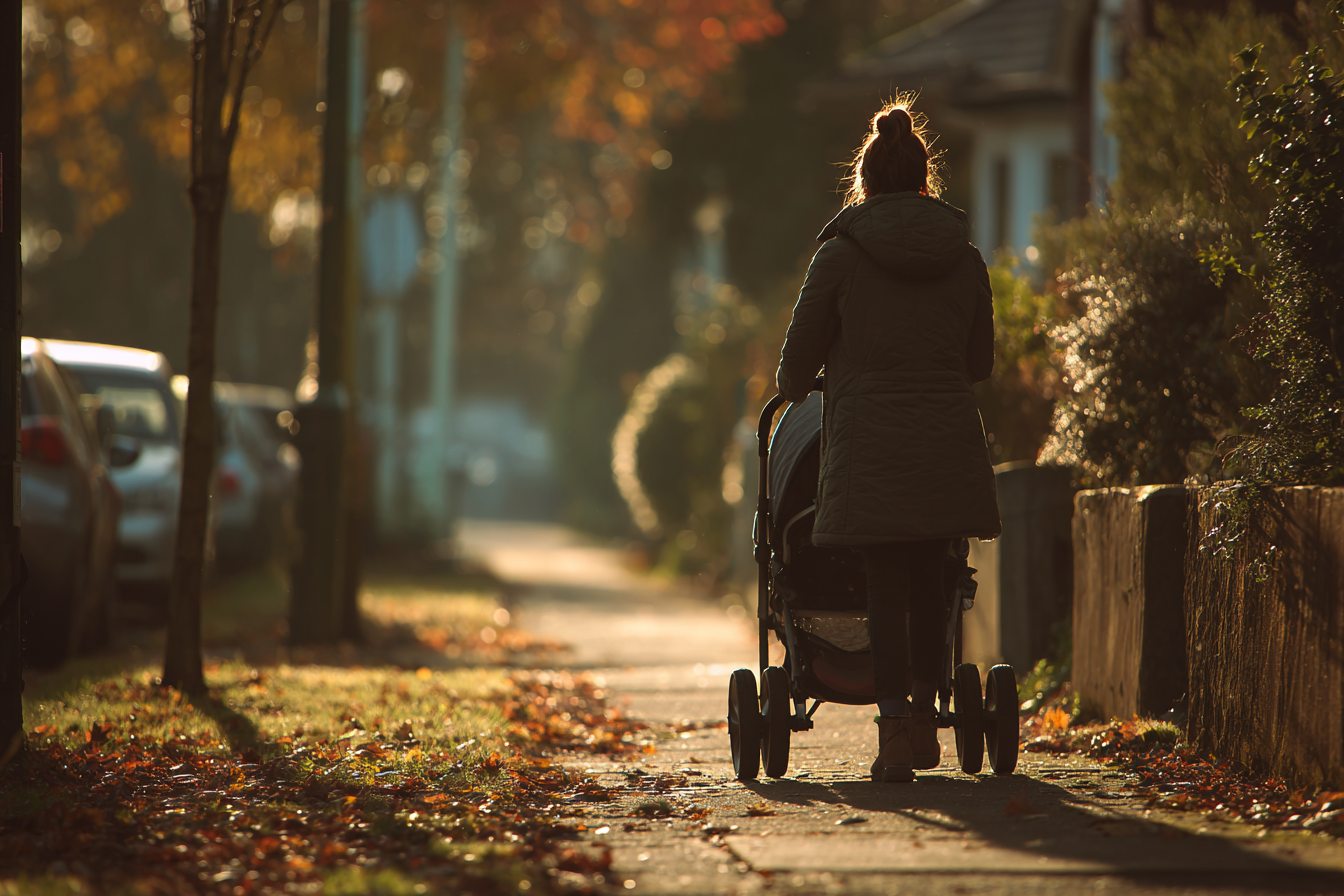 Una mujer caminando por una acera | Fuente: Midjourney