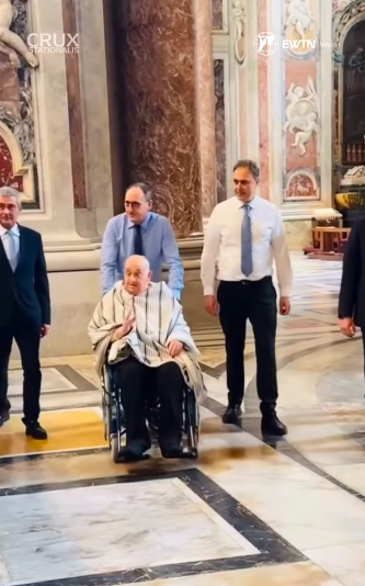 El Papa Francisco saludando a los que le rodean durante su visita sorpresa a la Basílica de San Pedro, publicada el 11 de abril de 2025. | Fuente: Instagram/cruxstationalis