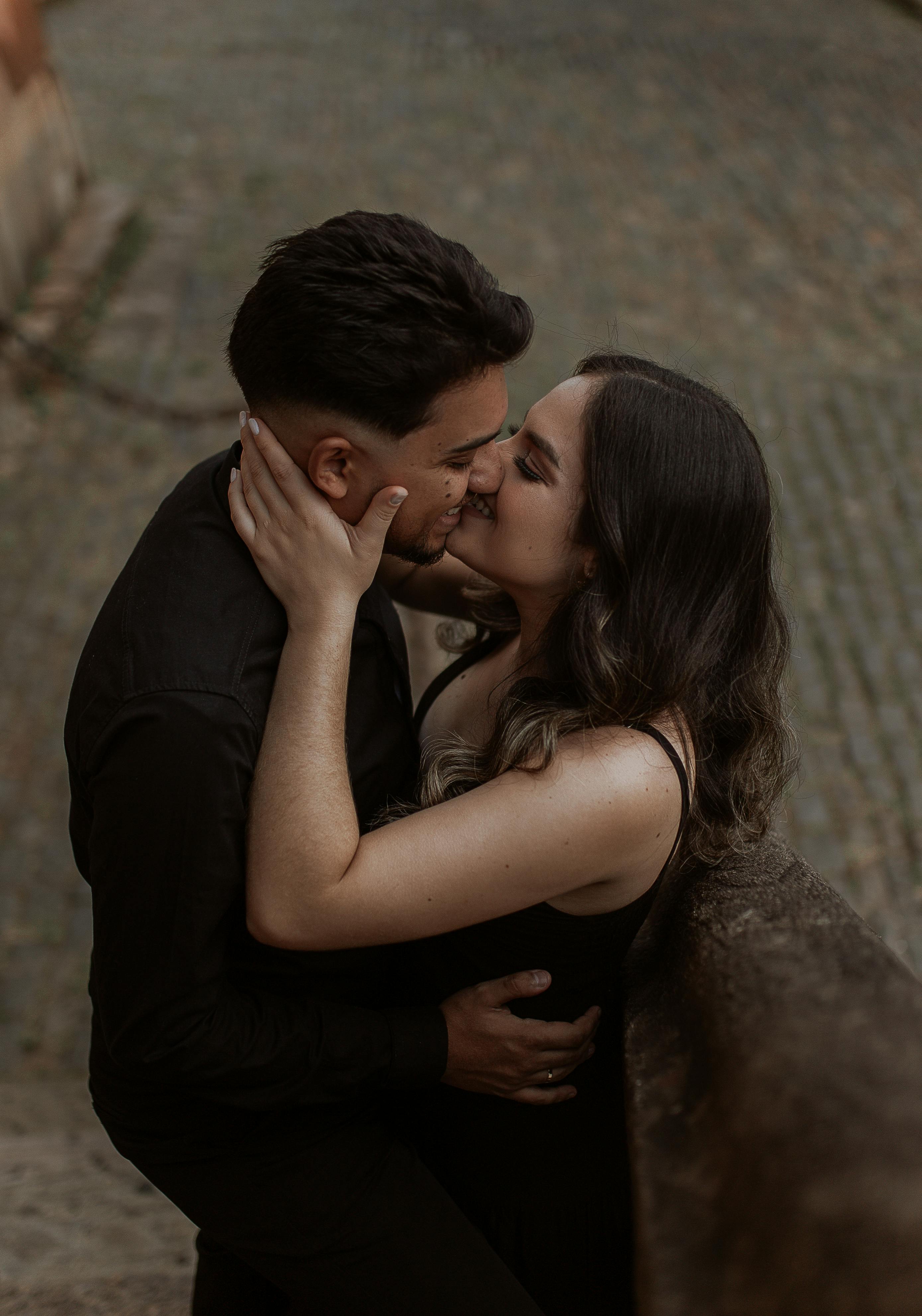 Una pareja besándose | Fuente: Pexels
