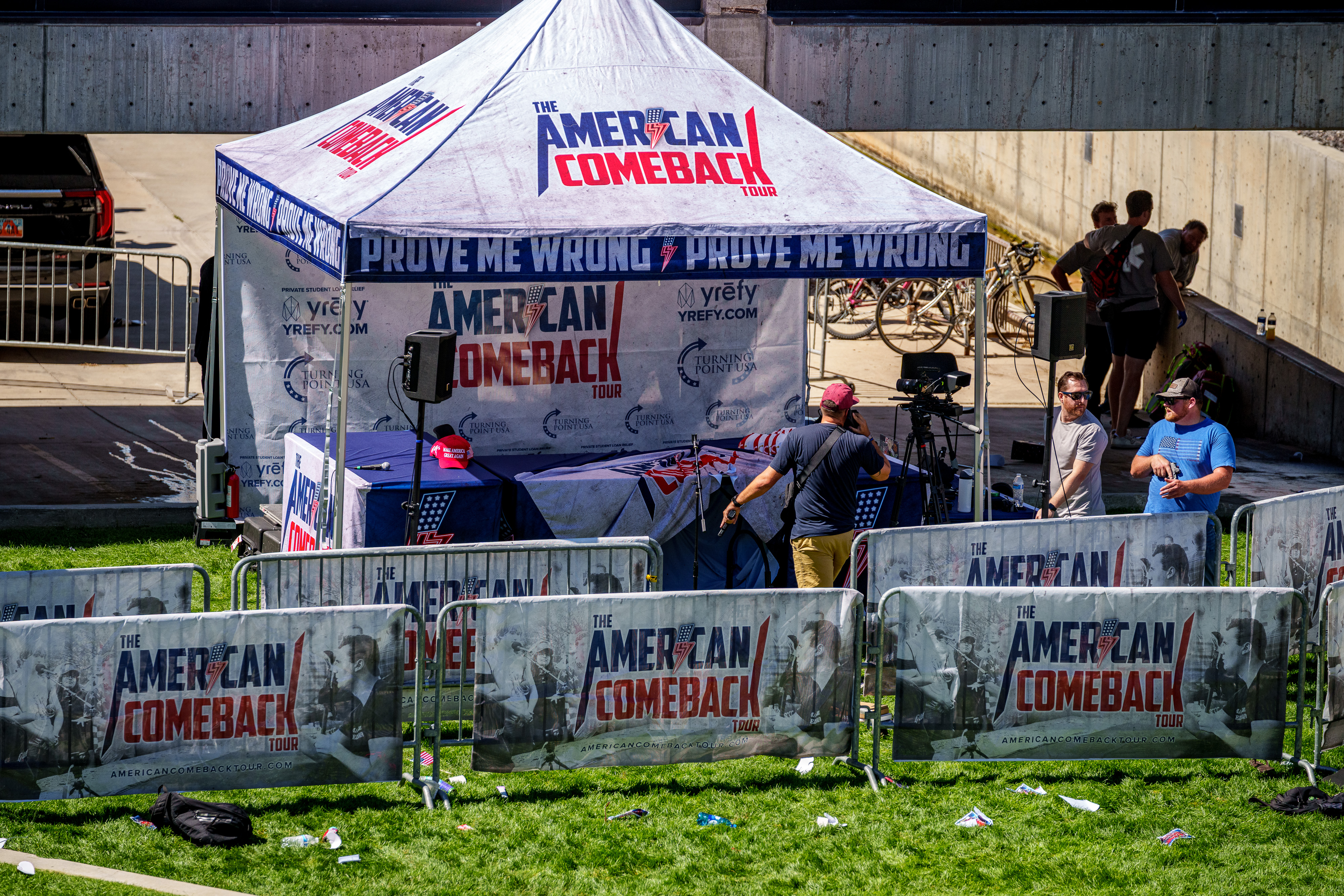 La escena después de los disparos durante la presentación de Charlie Kirk en la Universidad del Valle de Utah el 10 de septiembre de 2025 en Orem, Utah. Kirk, fundador de Turning Point USA, estaba dando un discurso en su gira "American Comeback Tour" cuando recibió un disparo en el cuello y murió. | Fuente: Getty Images