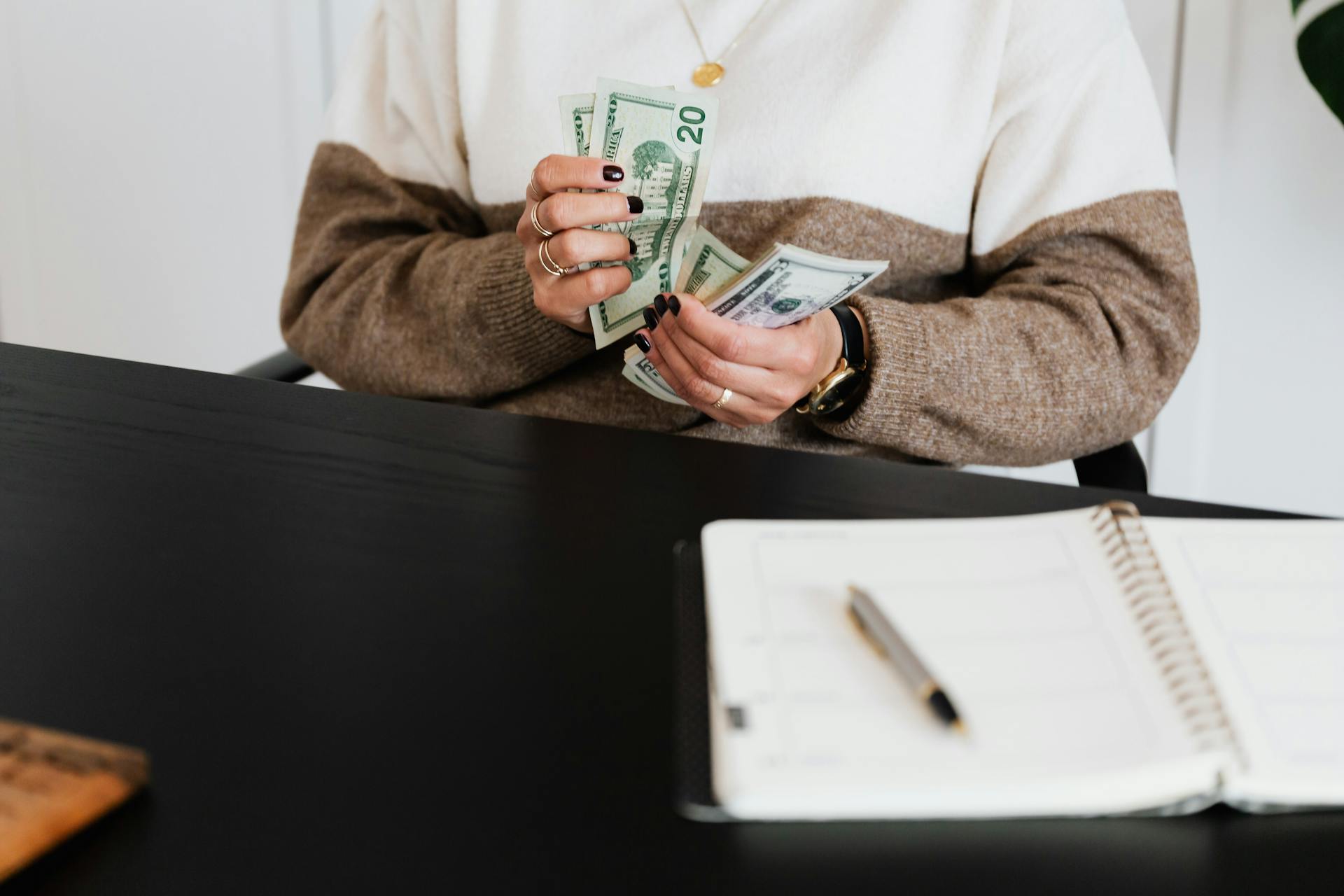 Una mujer contando dinero | Fuente: Pexels
