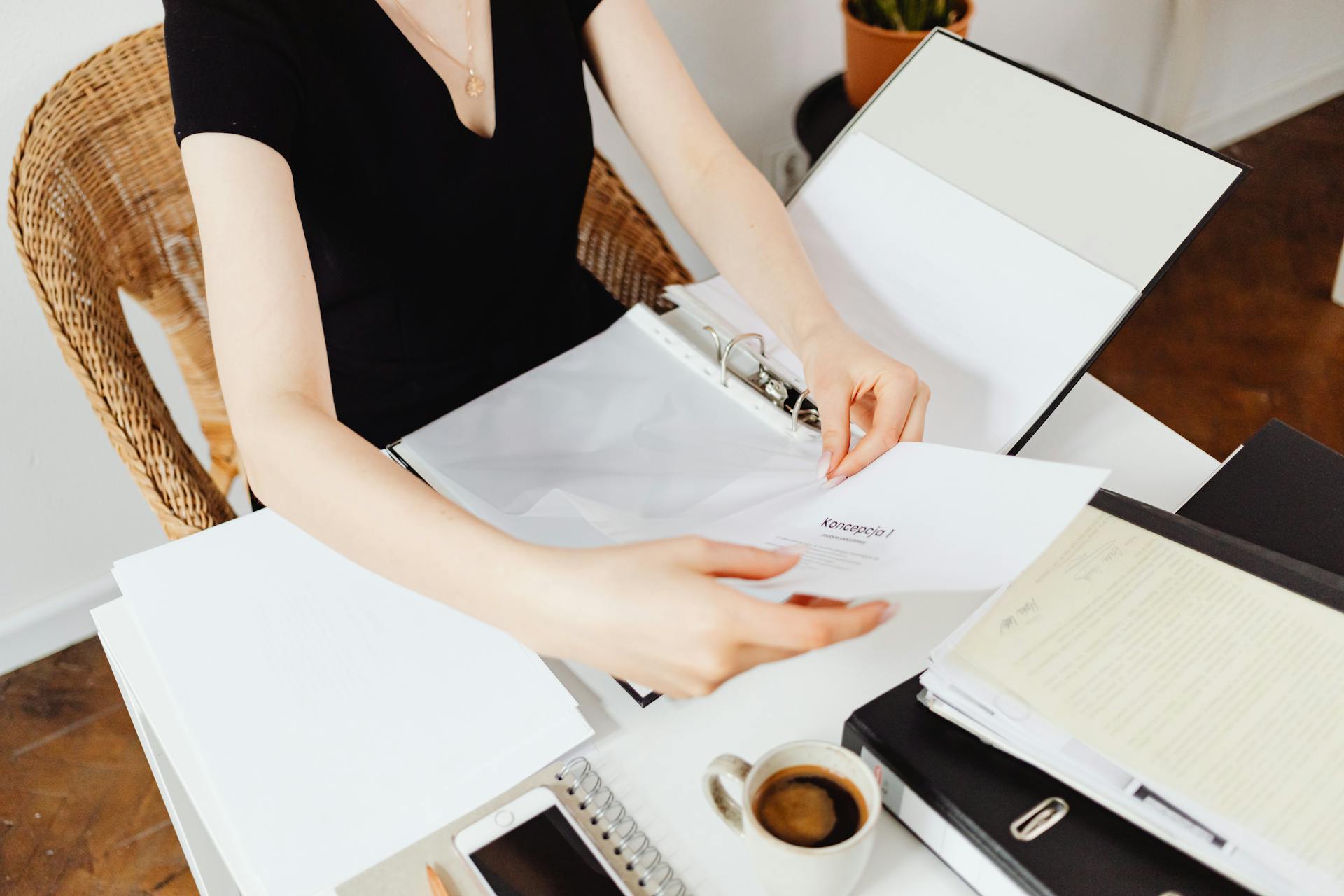 Una mujer examinando documentos | Fuente: Pexels