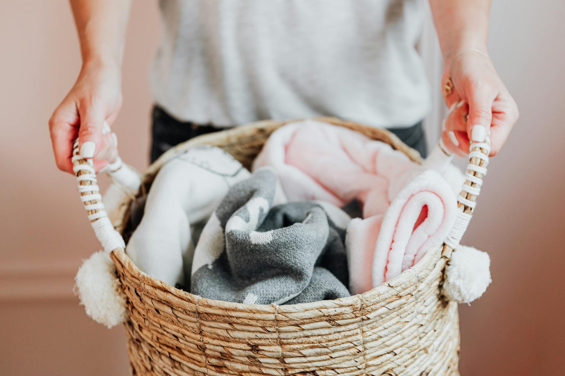 Una mujer con un cesto de la ropa sucia | Fuente: Pexels