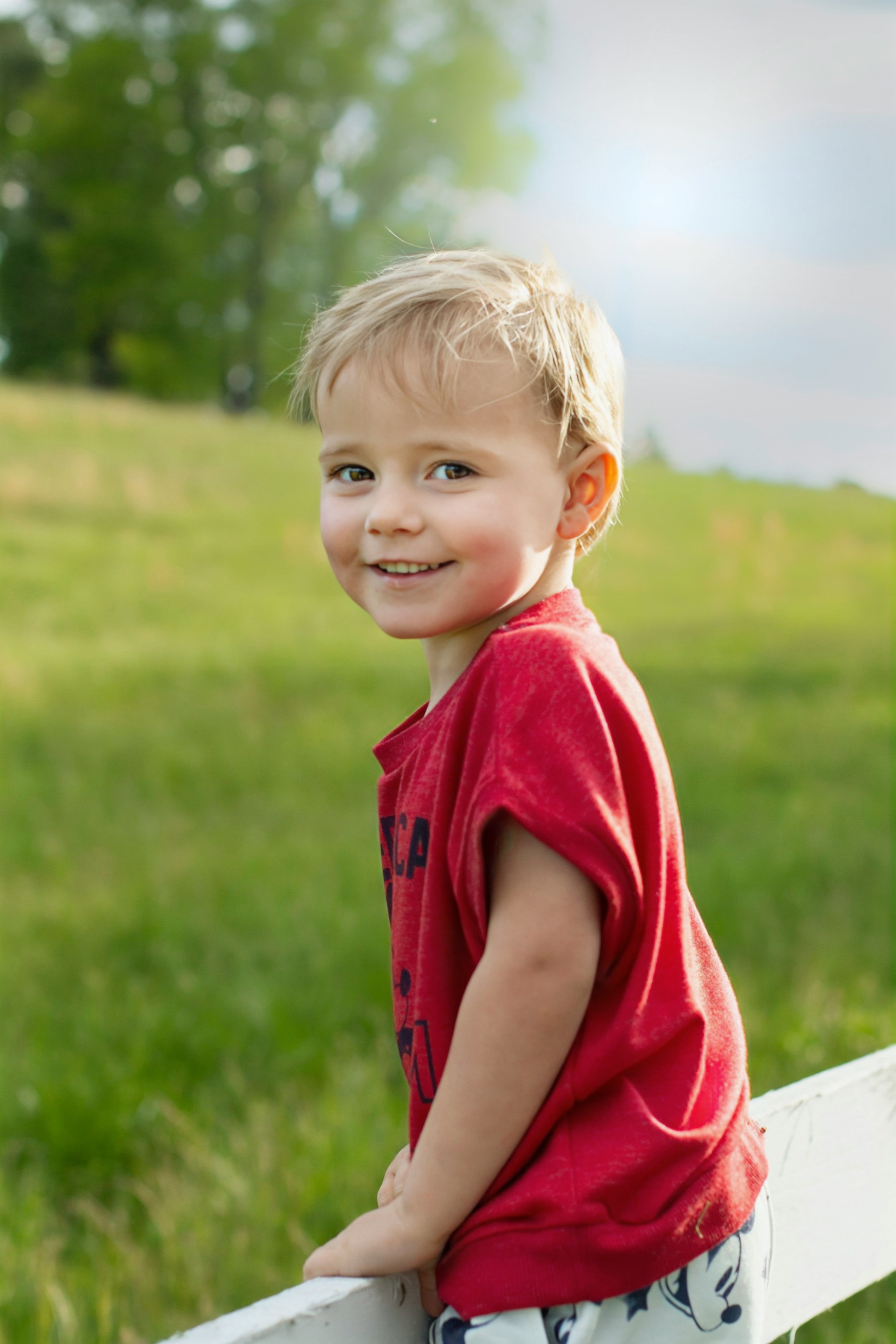 Un niño feliz al aire libre | Fuente: Unsplash