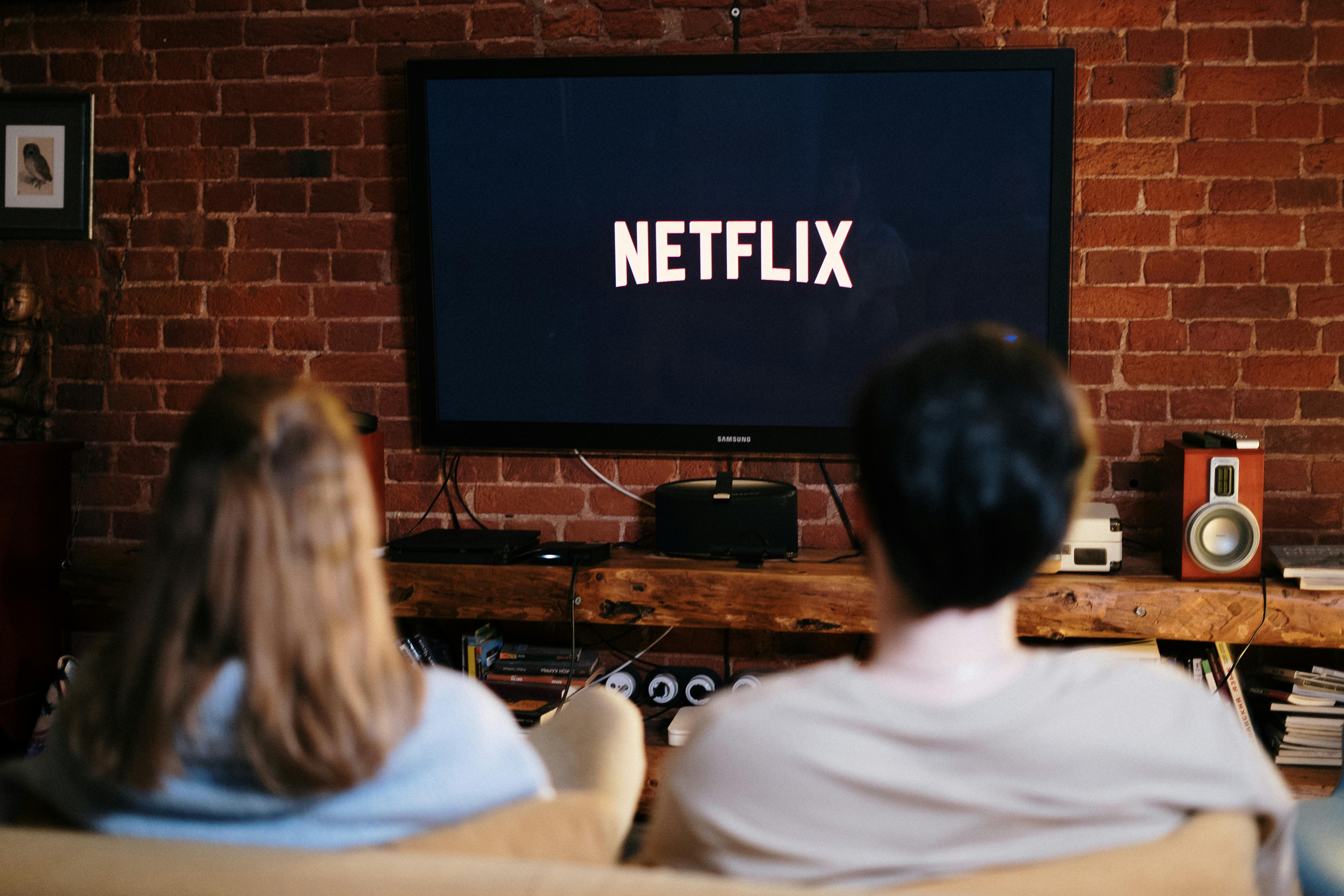 Una pareja viendo una película | Fuente: Pexels