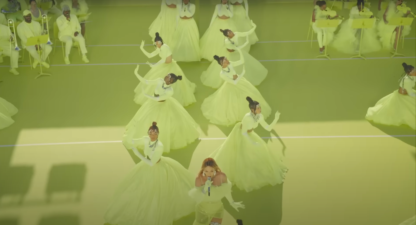 Beyoncé interpretando "Be Alive" junto a bailarinas de respaldo y una banda durante la 94.ª entrega de los Premios de la Academia, publicado el 28 de marzo de 2022 | Fuente: YouTube/Beyoncé
