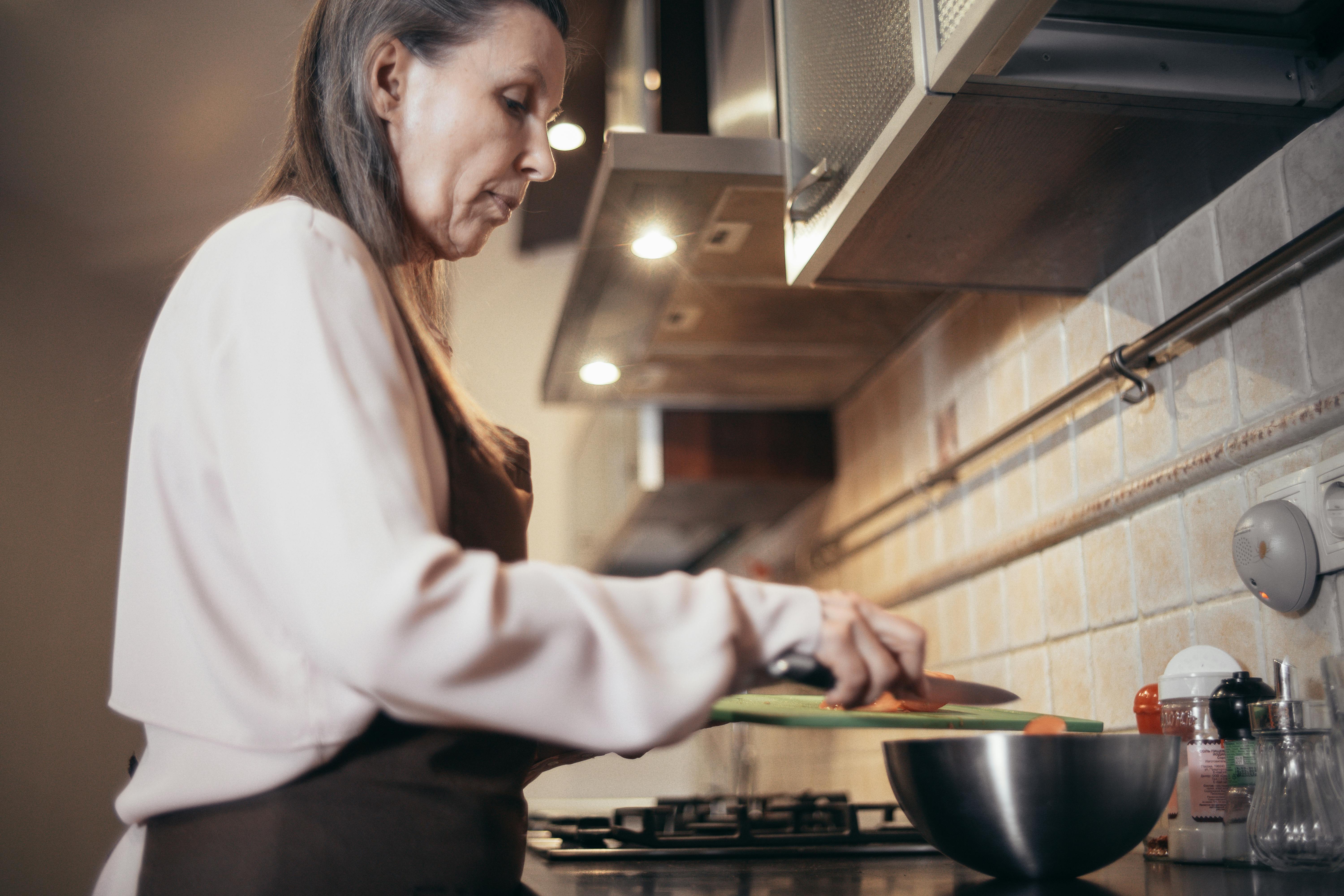 Una mujer ocupada en la cocina | Fuente: Pexels