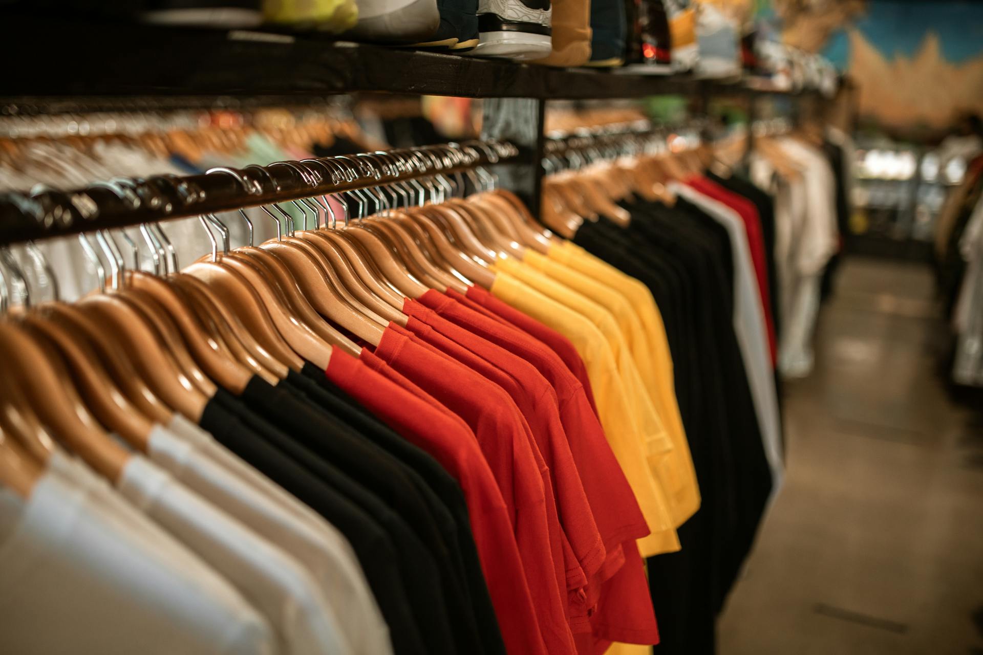 Ropa en una tienda | Fuente: Pexels