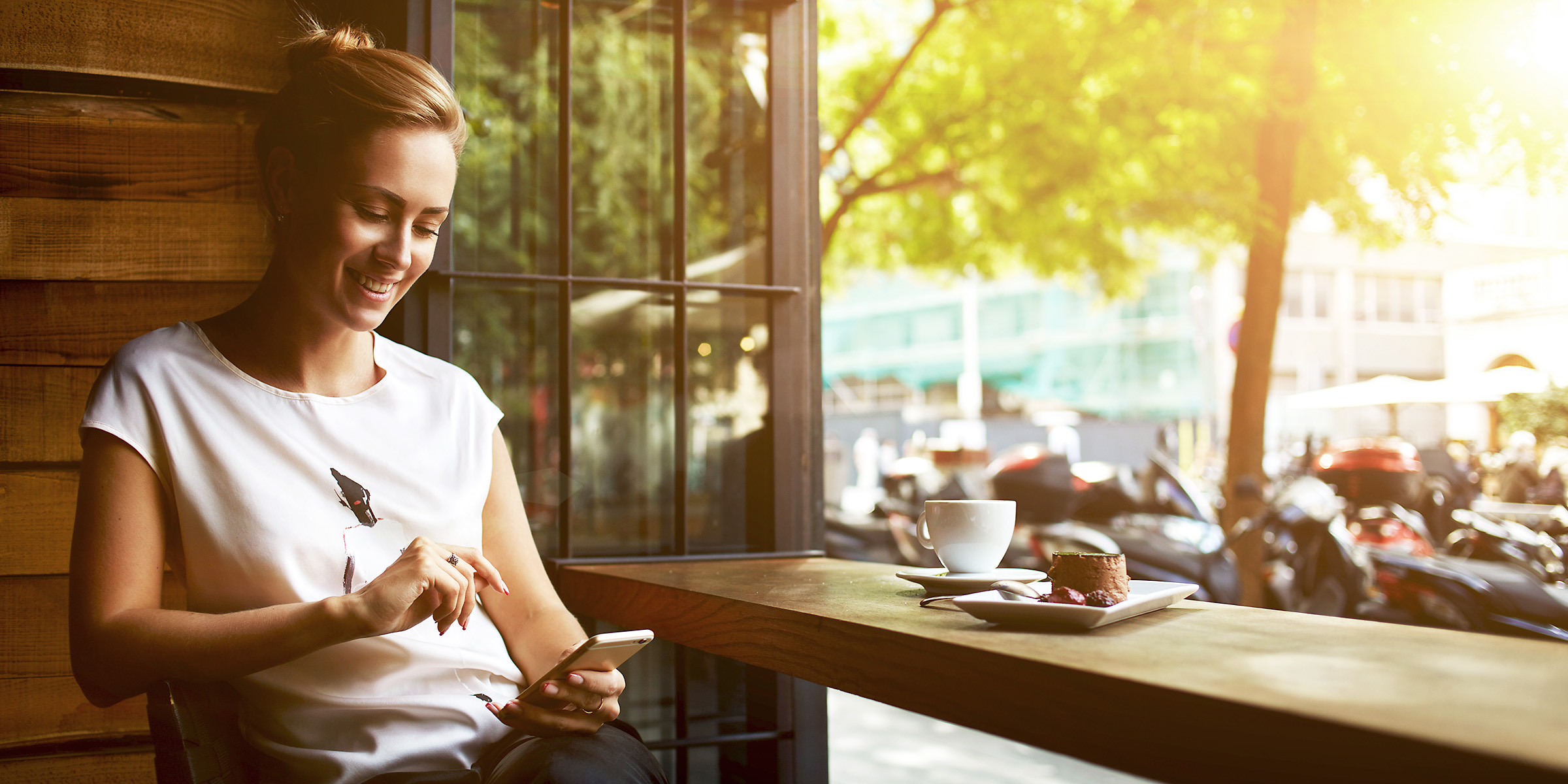 Una mujer utilizando su teléfono | Fuente: Shutterstock