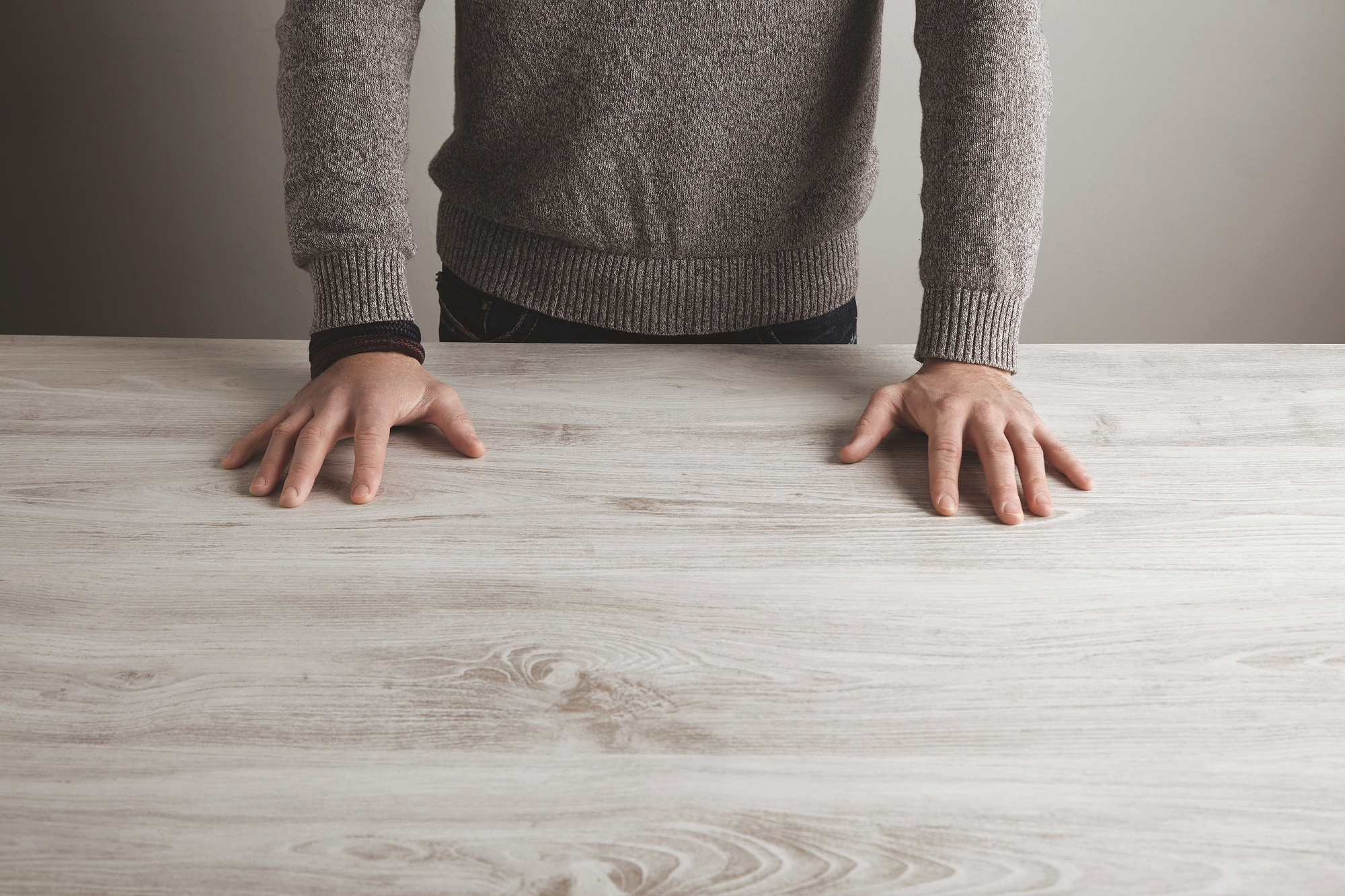 Las manos de un hombre sobre una mesa | Fuente: Freepik