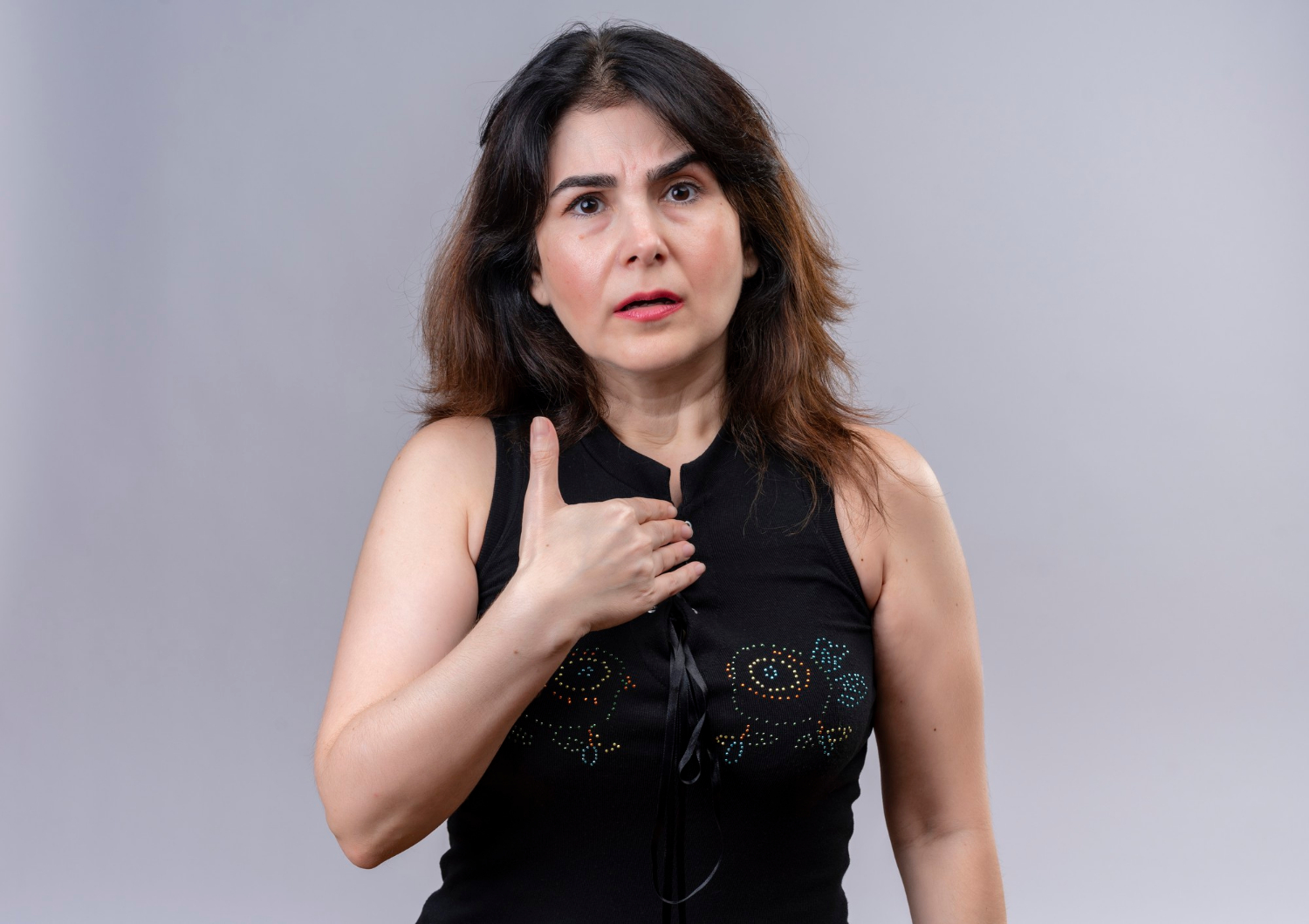 Una mujer madura aturdida | Fuente: Freepik