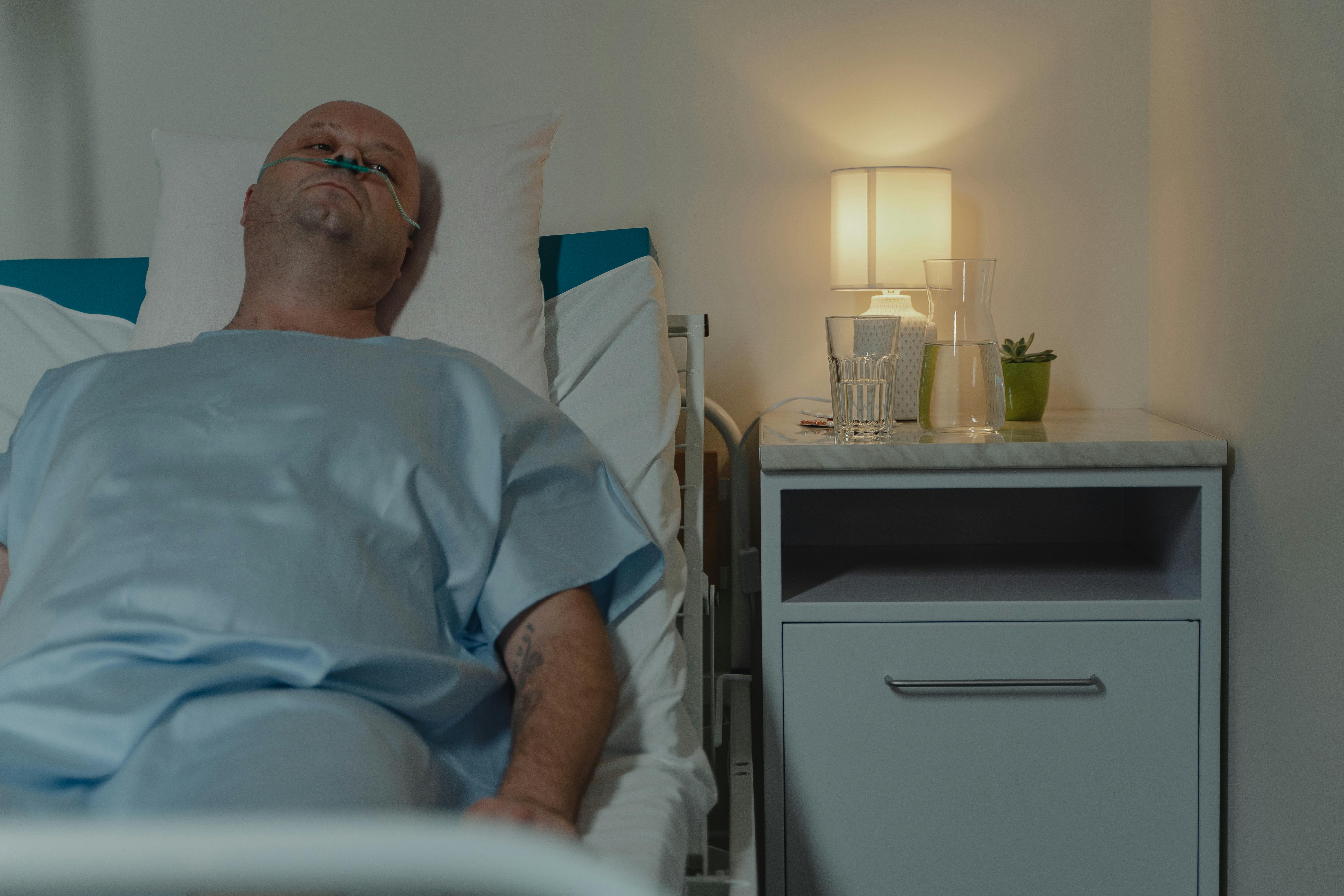 Un enfermo en la cama de un hospital | Fuente: Pexels