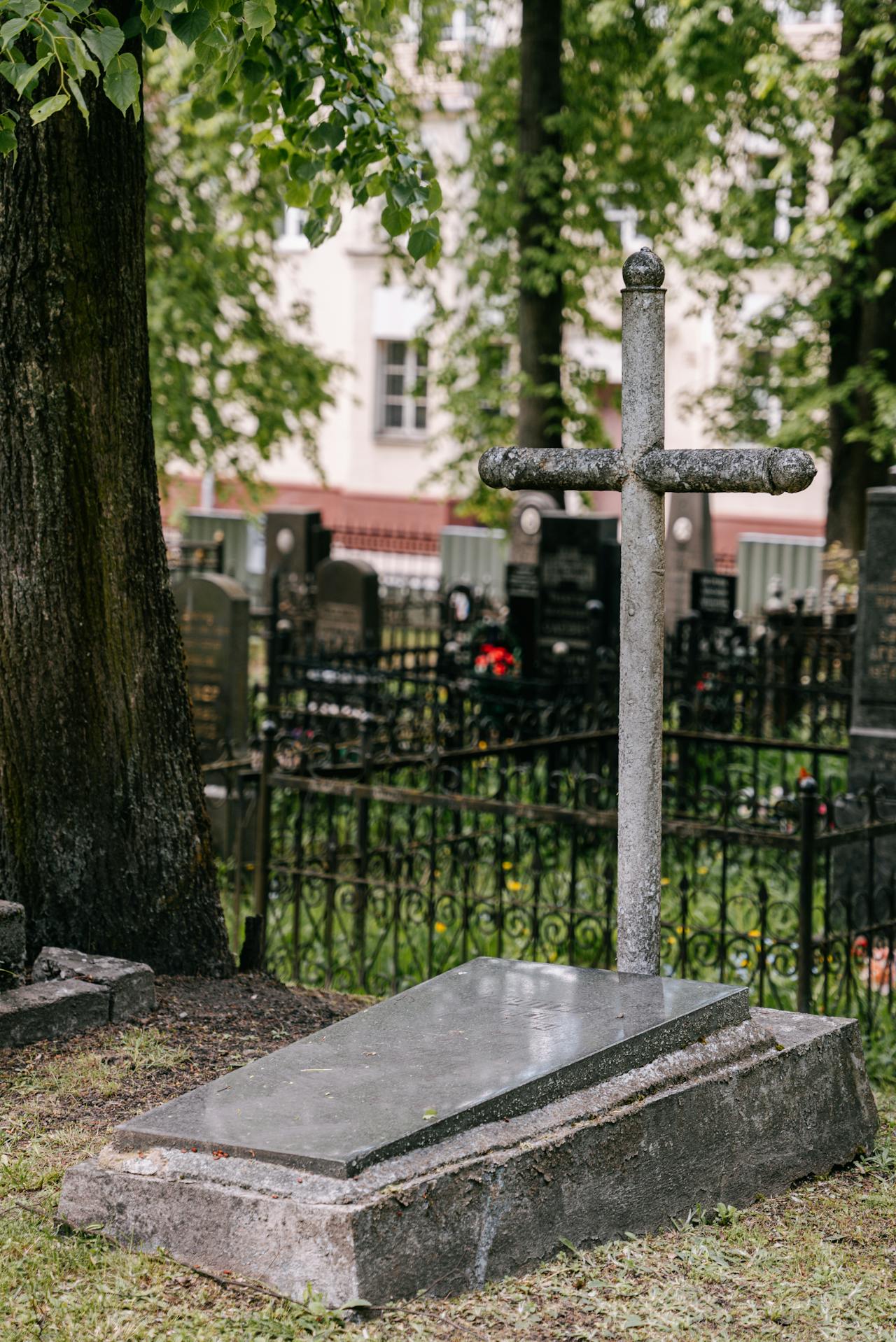 Una tumba en un cementerio | Fuente: Pexels