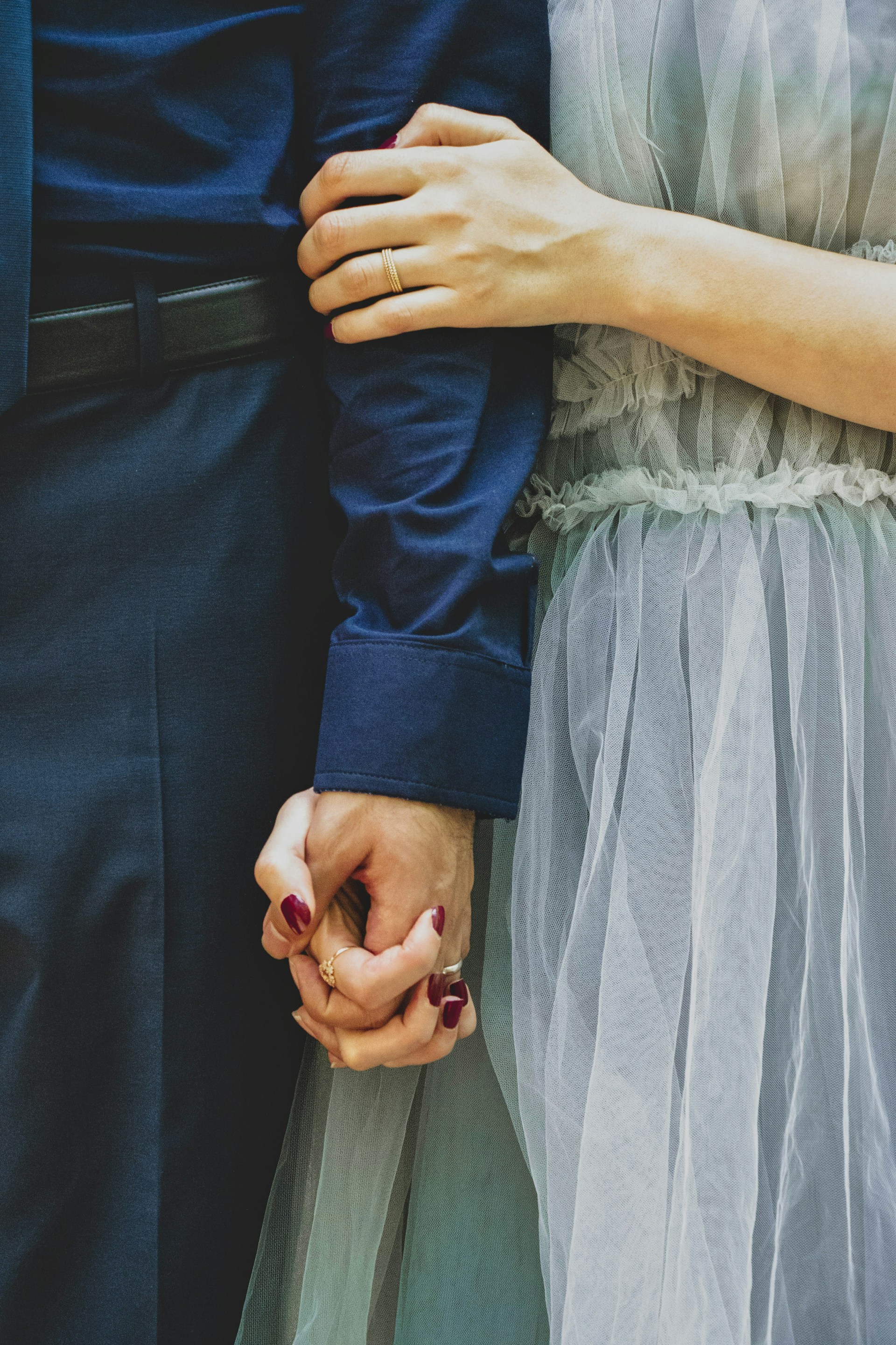 Pareja tomada de la mano | Fuente: Unsplash