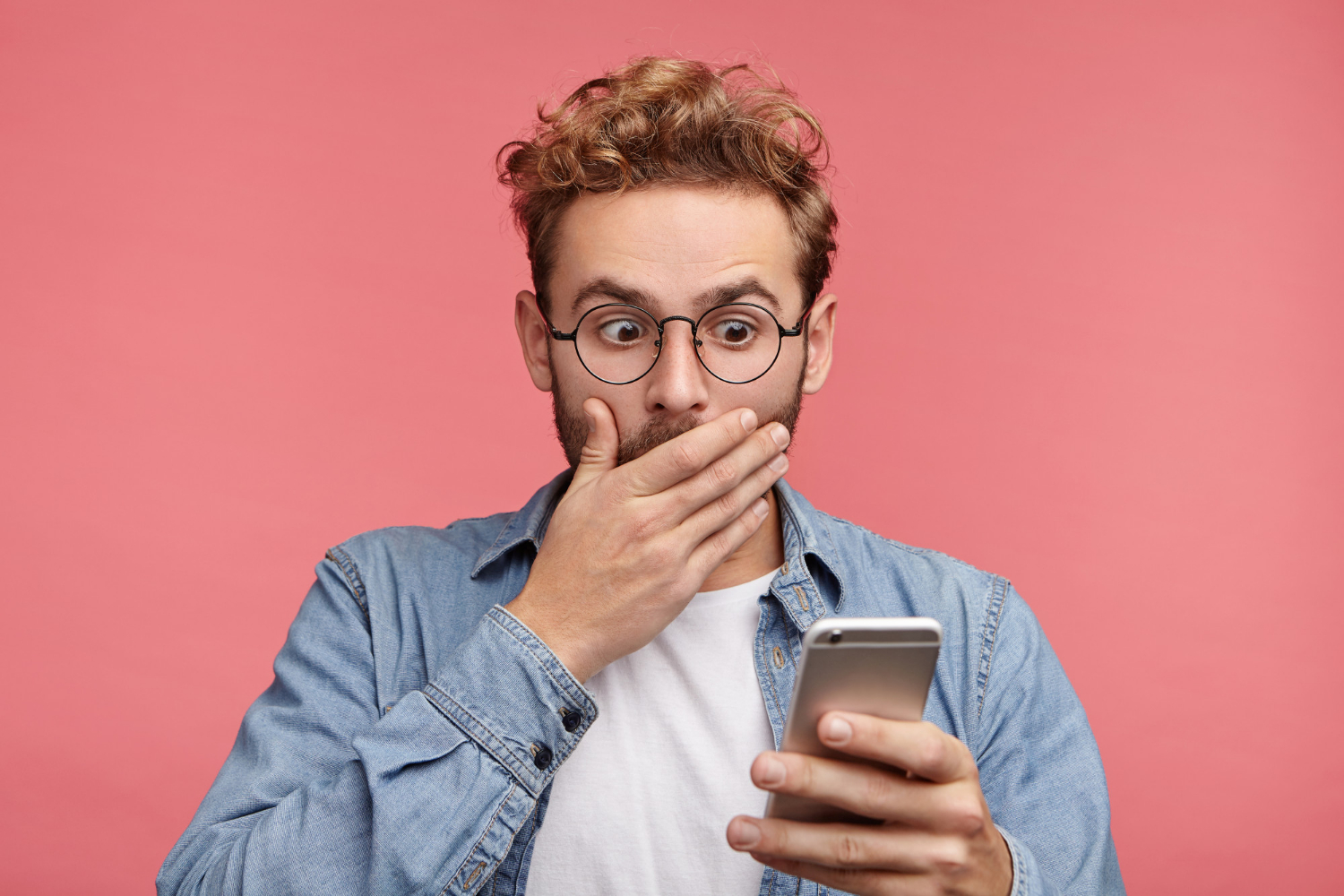 Un hombre asustado mirando su teléfono | Fuente: Freepik