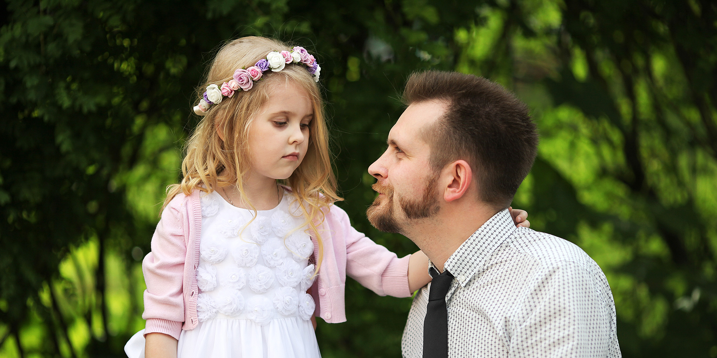 Un hombre disfrazado y su hija | Fuente: Shutterstock