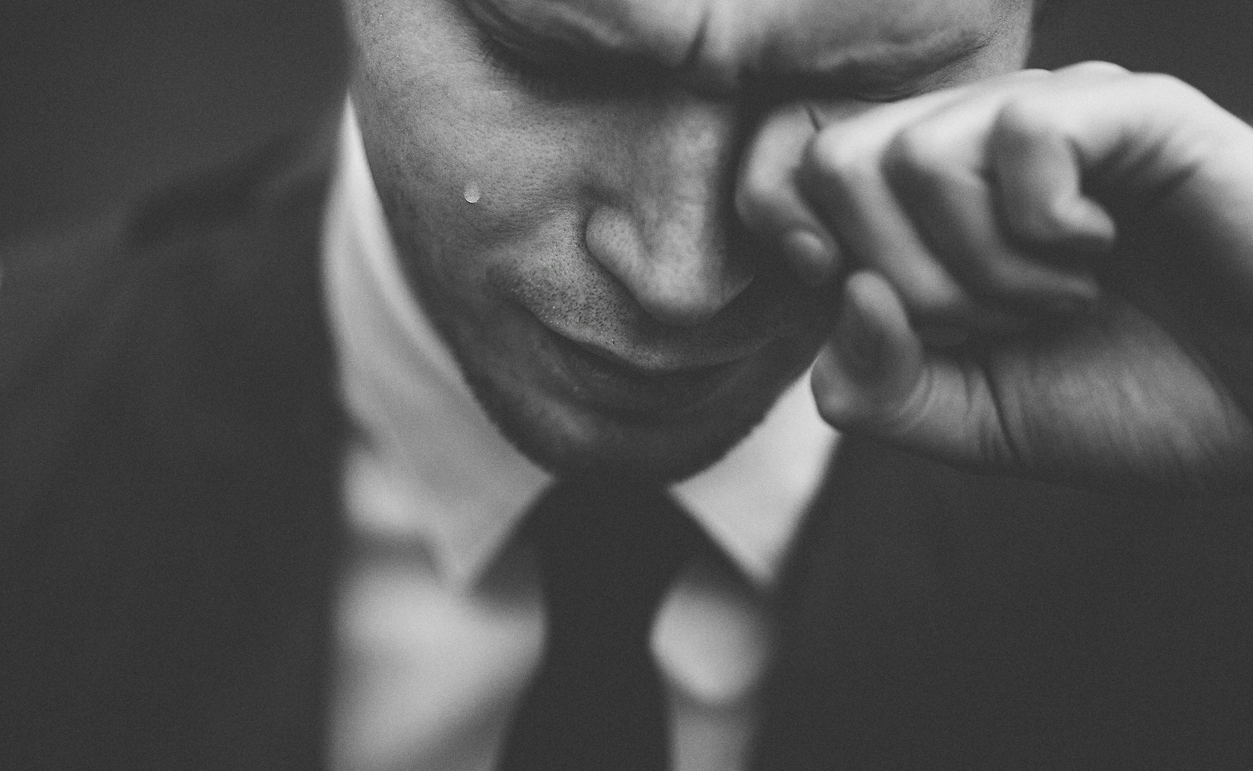 Un hombre secándose las lágrimas | Fuente: Unsplash