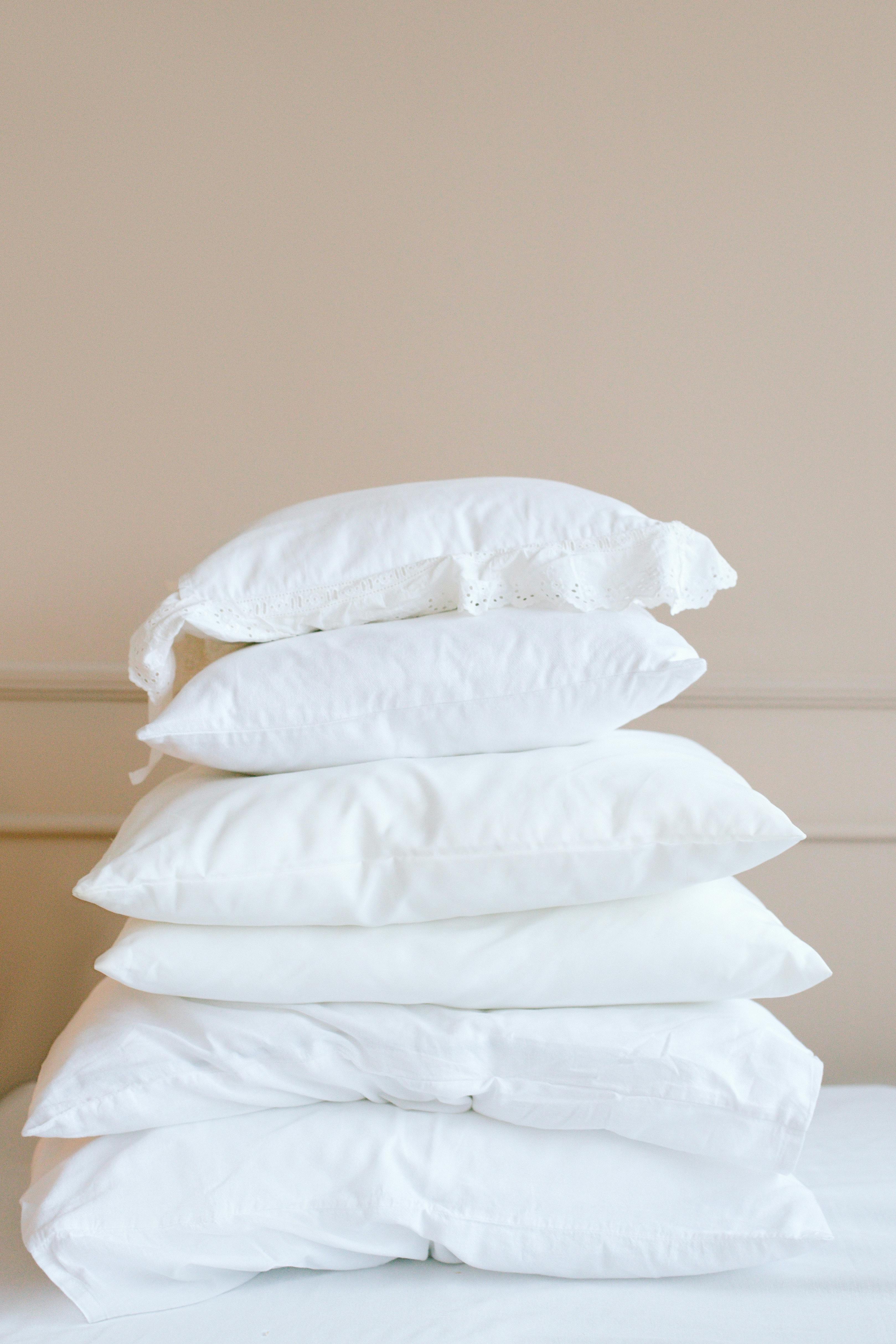 Una pila de almohadas blancas | Fuente: Pexels
