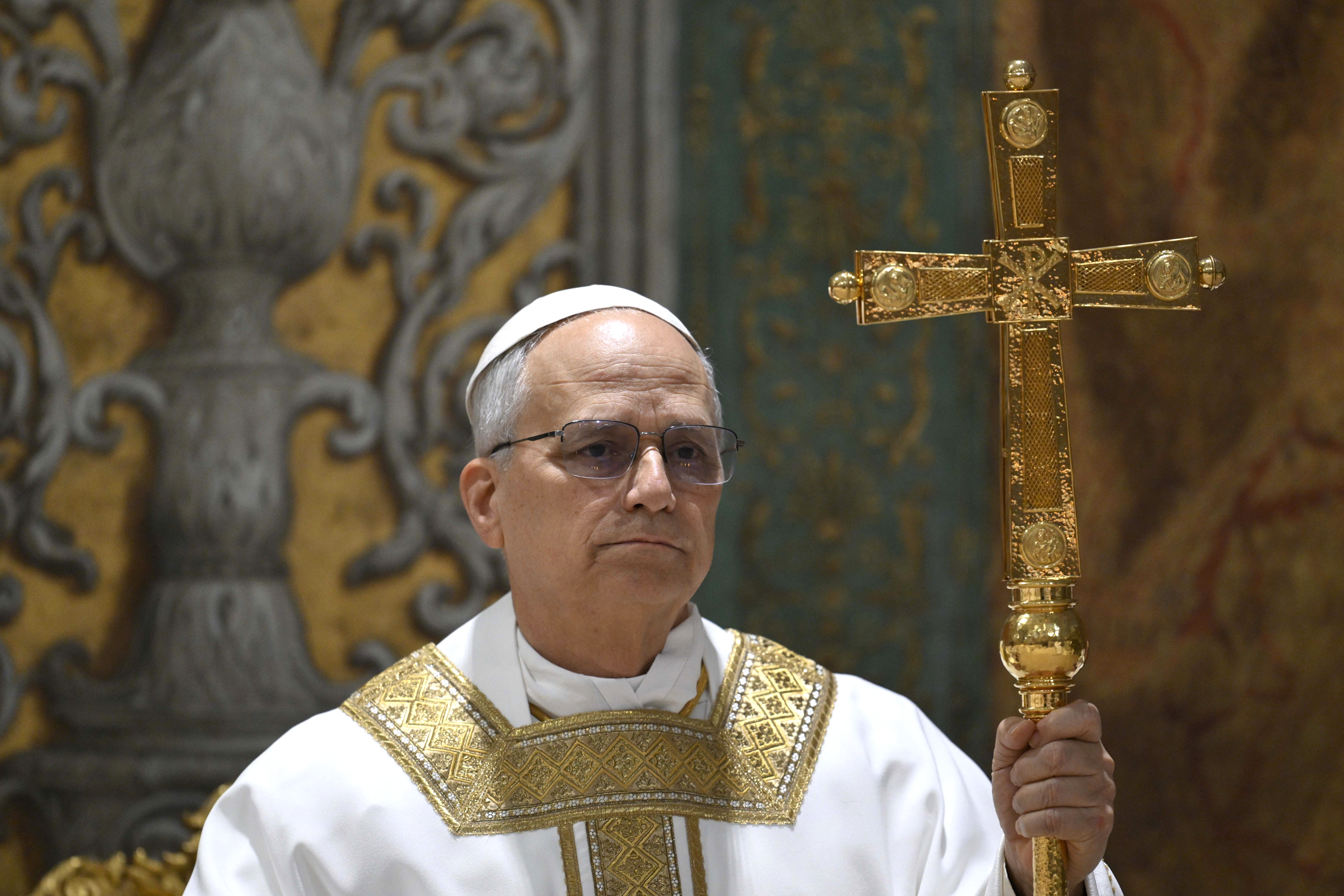 Robert Francis Prevost preside su primera Santa Misa como papa León XIV con los cardenales en la Capilla Sixtina al término del Cónclave el 9 de mayo de 2025 | Fuente: Getty Images