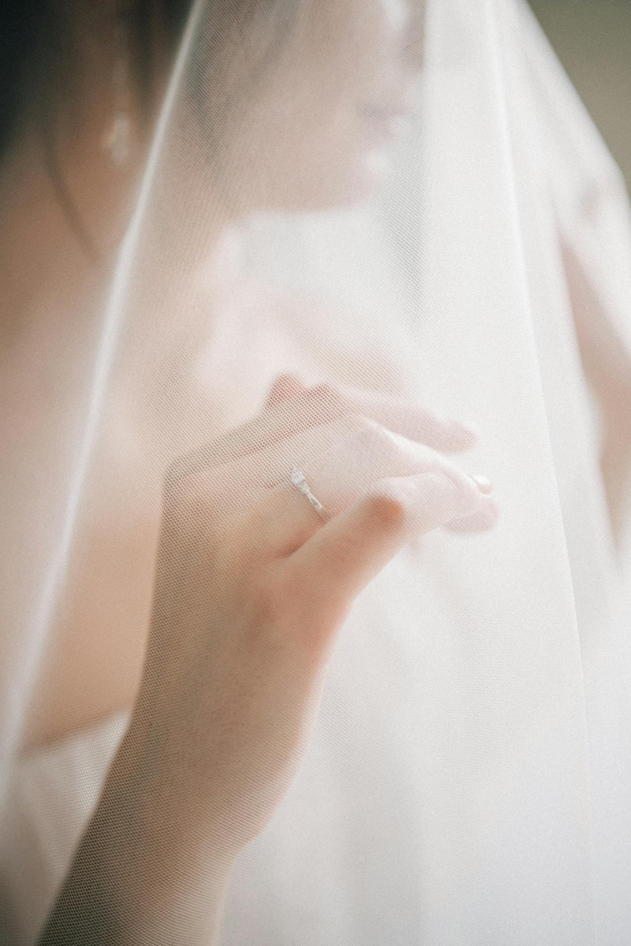Una novia pensativa con un anillo de diamantes | Fuente: Pexels