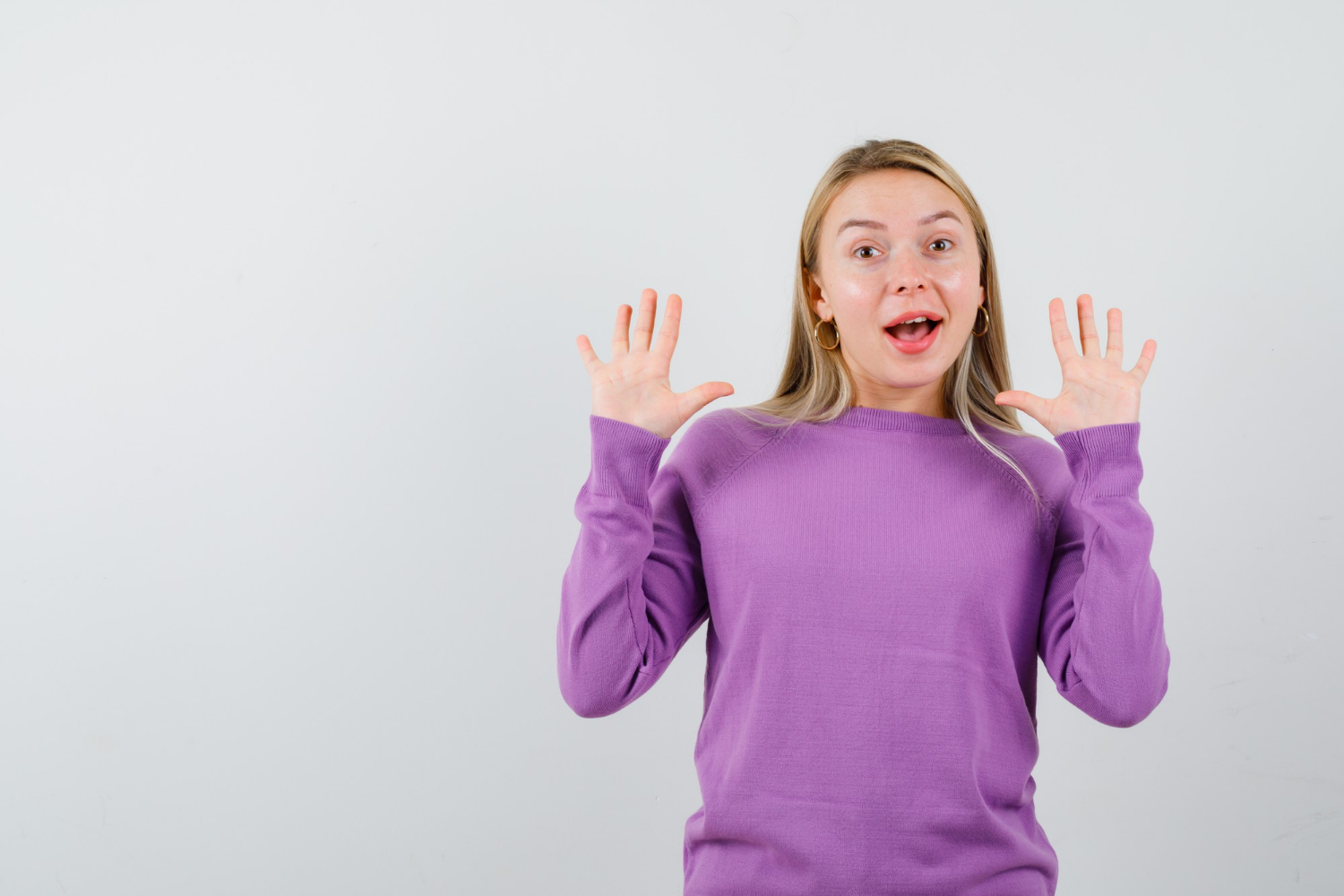 Una mujer encogiéndose de alegría | Fuente: Freepik