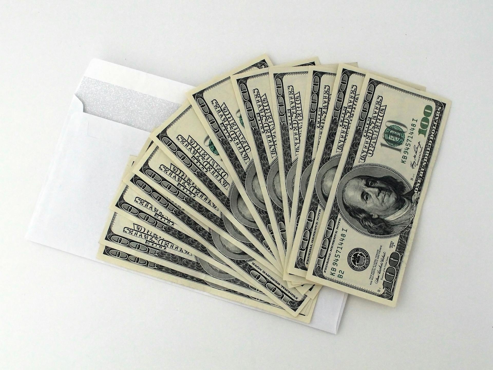 Billetes de banco desplegados en un sobre | Fuente: Pexels