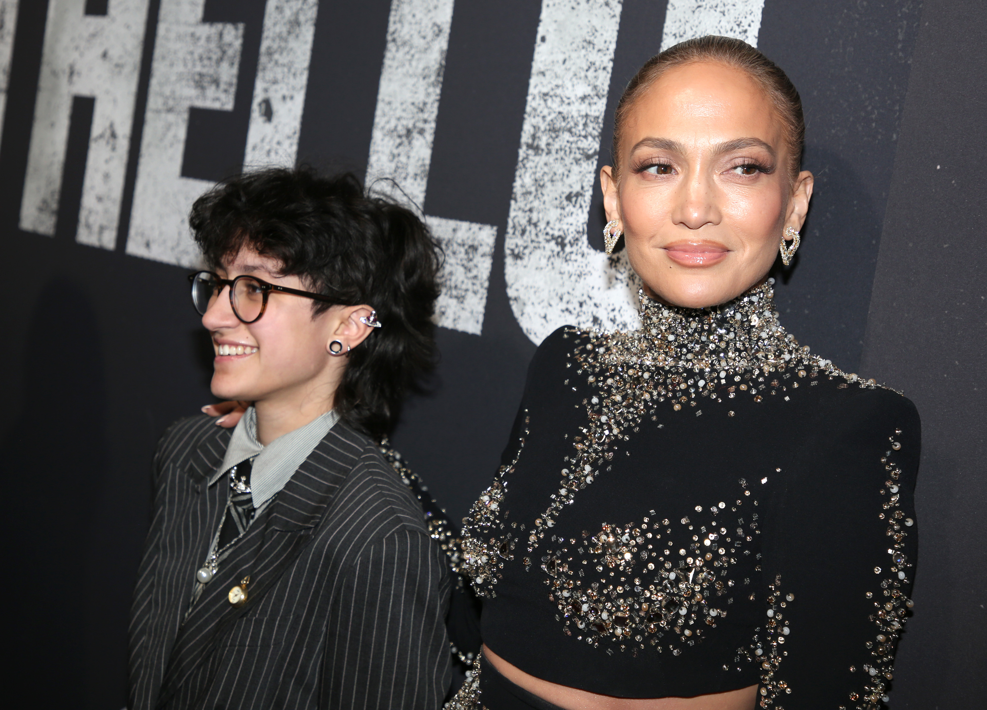 Emme Maribel Muñiz y Jennifer Lopez asisten al estreno de "Otelo" en el Teatro Barrymore el 23 de marzo de 2025 en la ciudad de Nueva York. | Fuente: Getty Images