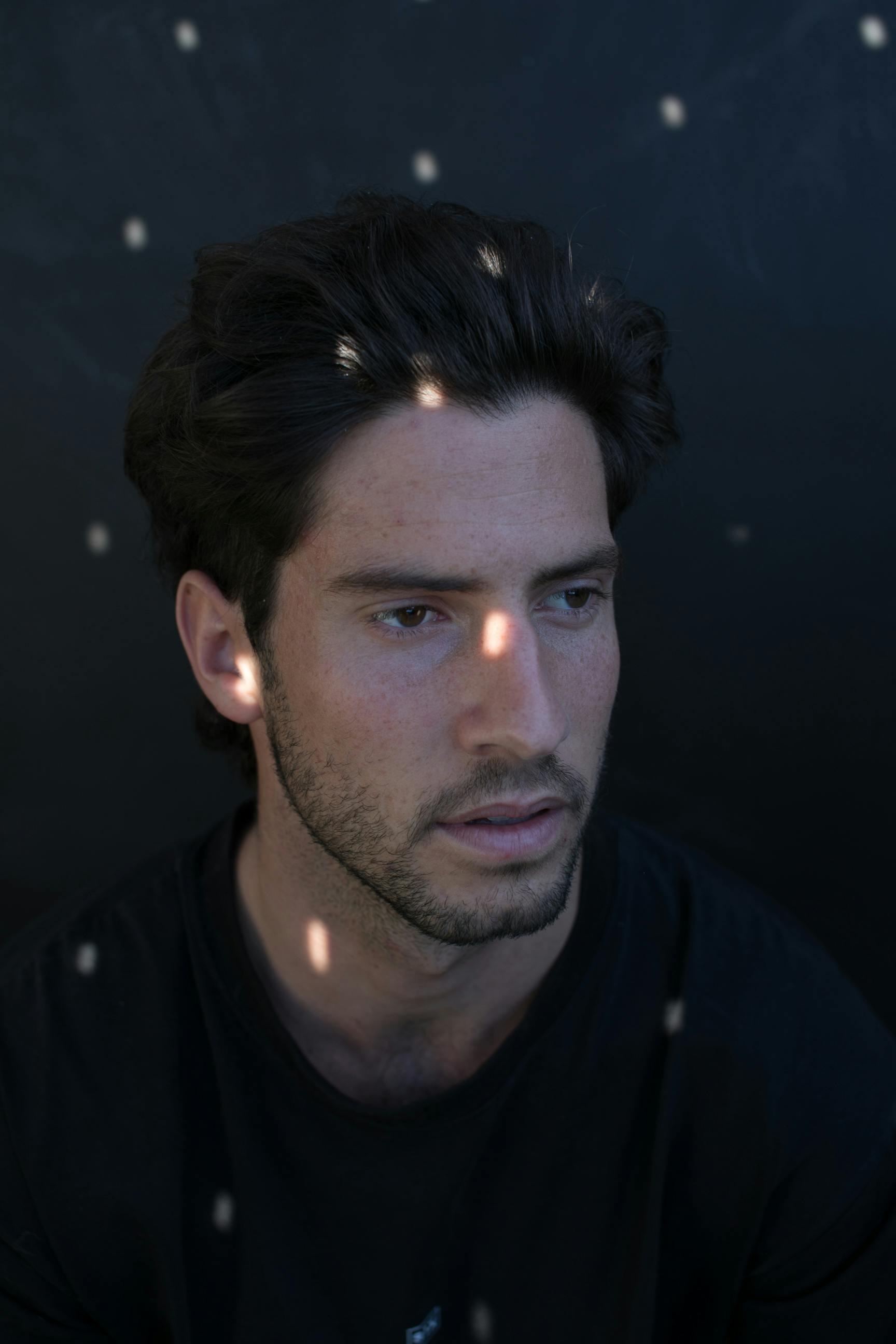 Un hombre sumido en sus pensamientos | Fuente: Pexels