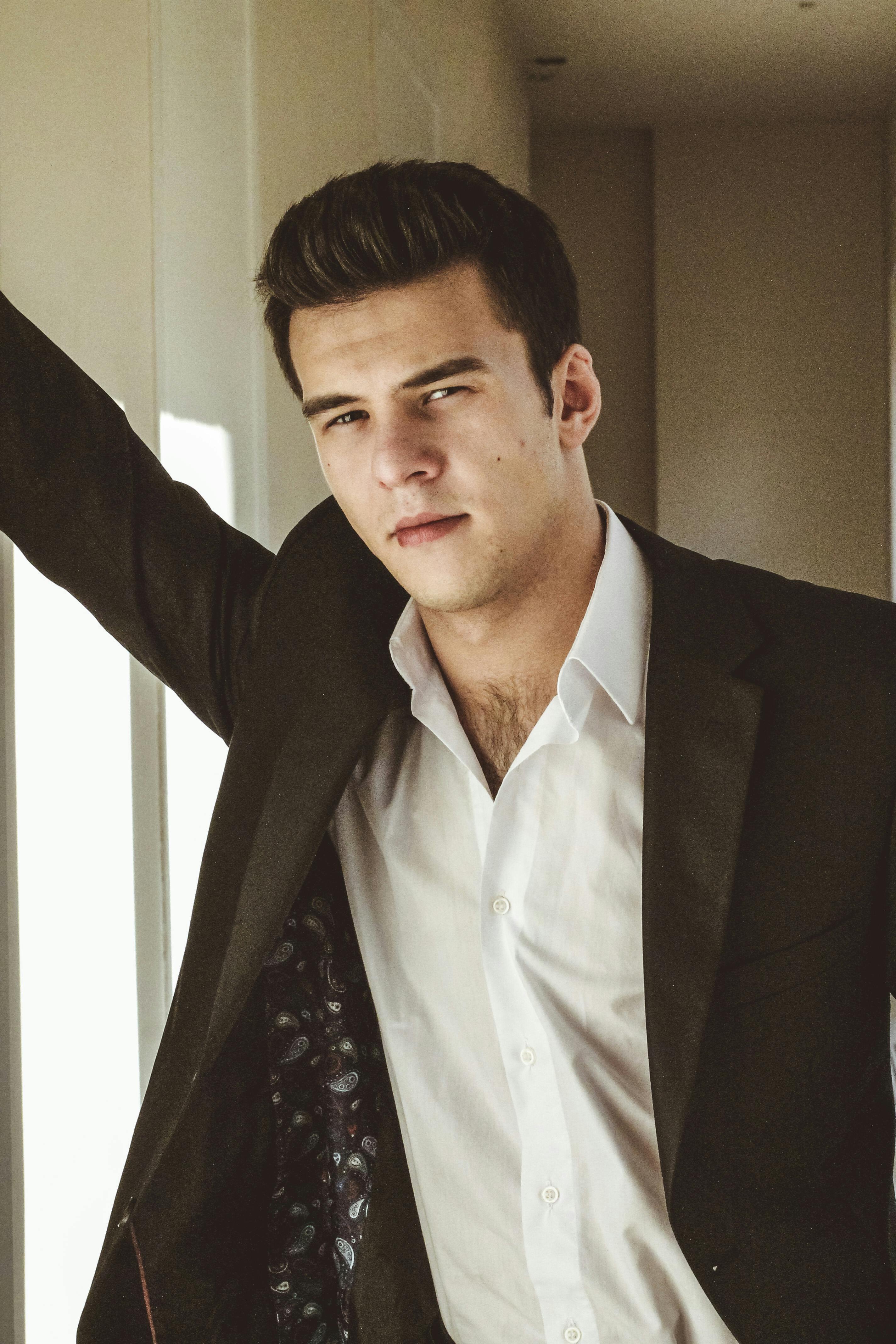 Un hombre con traje | Fuente: Pexels