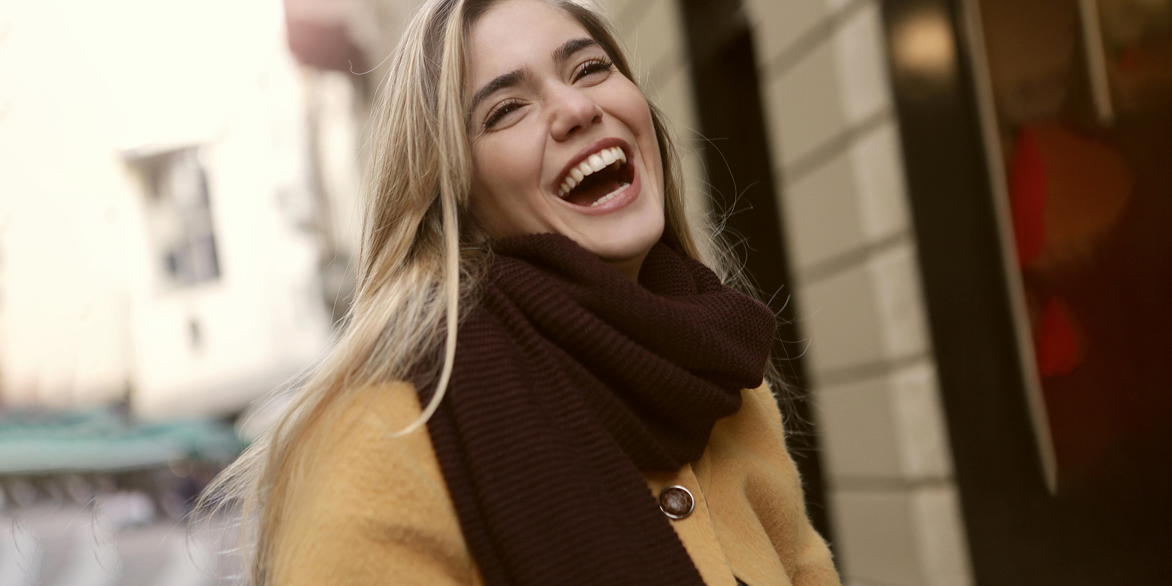 Una mujer riendo | Fuente: Pexels