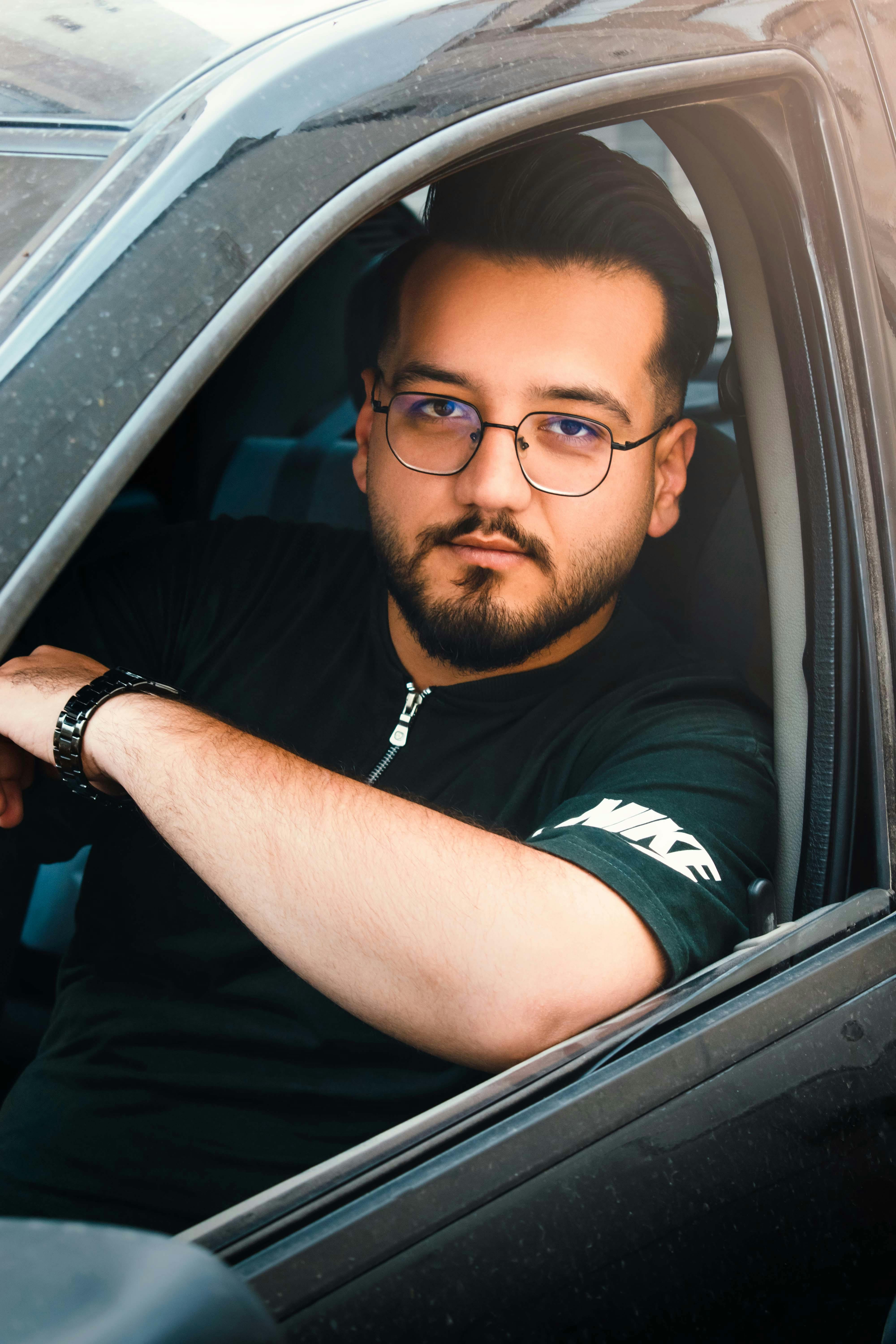 Un hombre en un automóvil | Fuente: Pexels