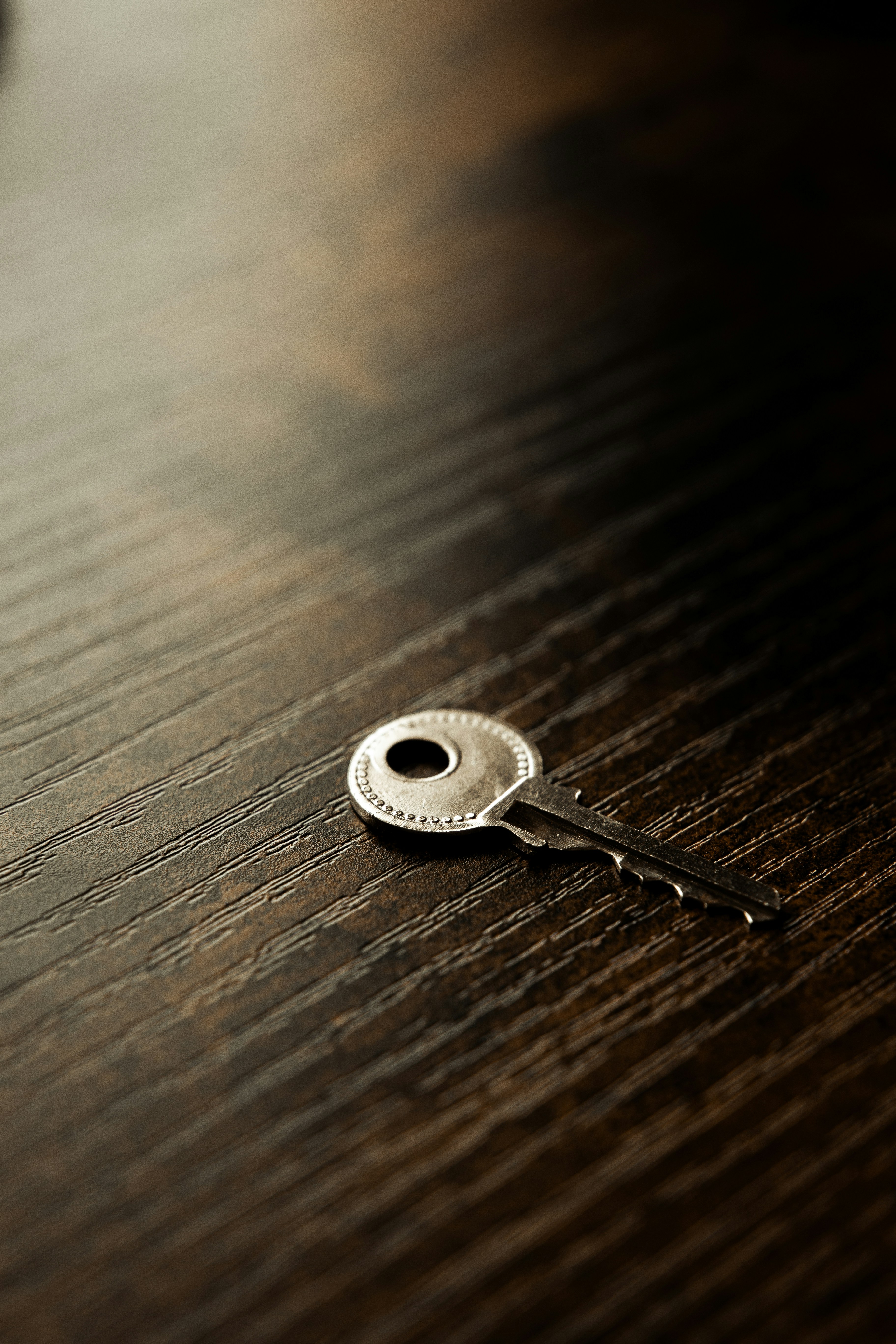 Una llave en una mesa | Fuente: Unsplash