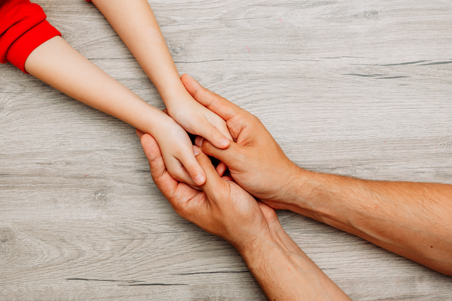 Un hombre de la mano de un niño | Fuente: Freepik