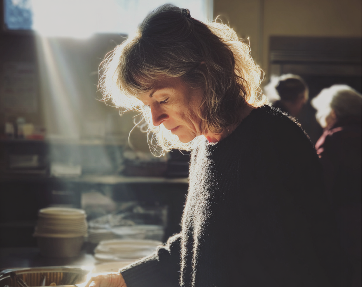 Una mujer ocupada en un comedor social | Fuente: Midjourney