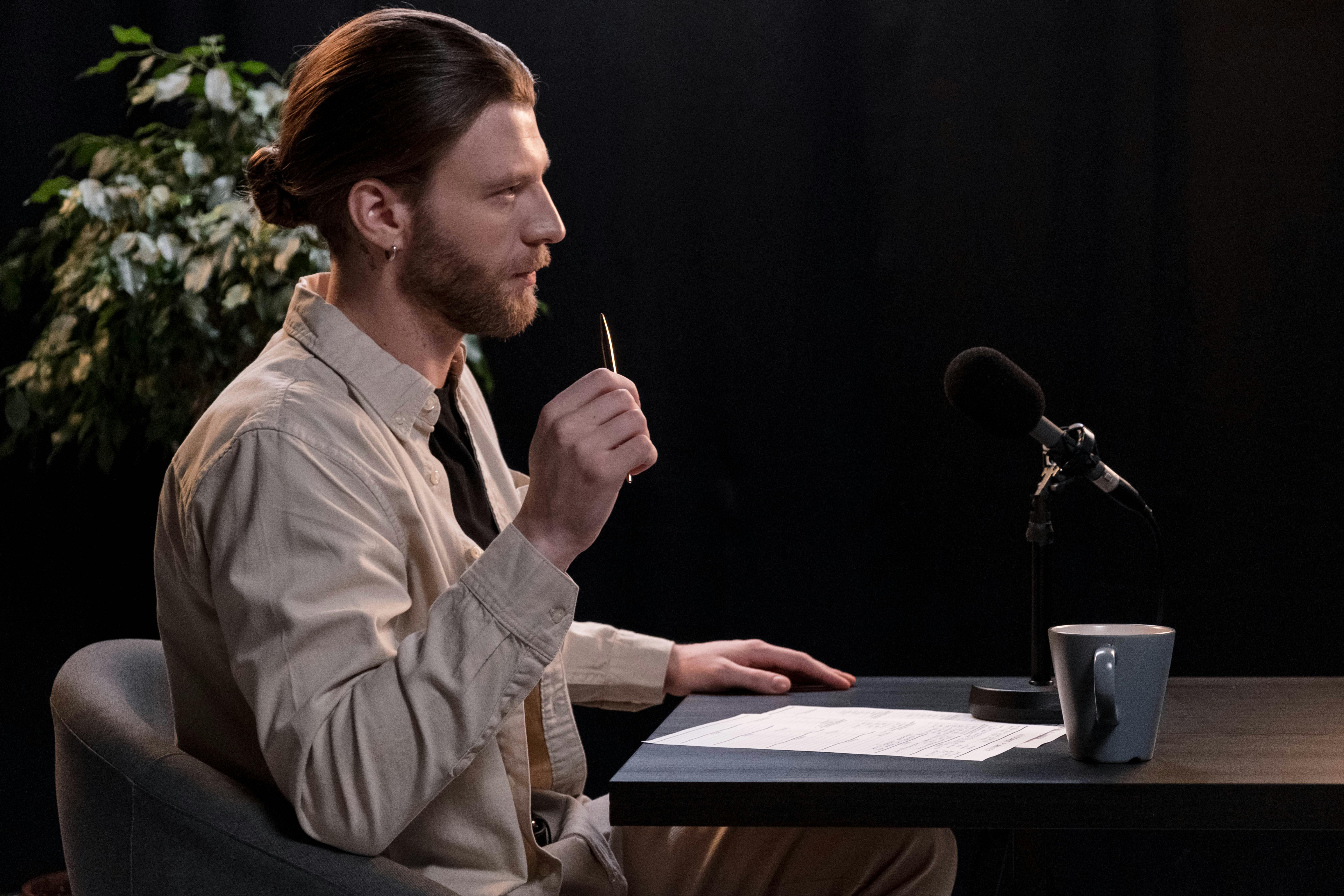 Un hombre serio durante una entrevista | Fuente: Pexels